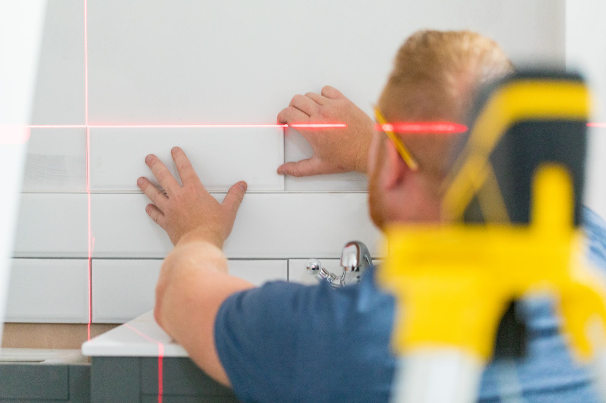 Nivel láser en cruz - ROJO. Pilas alcalinas