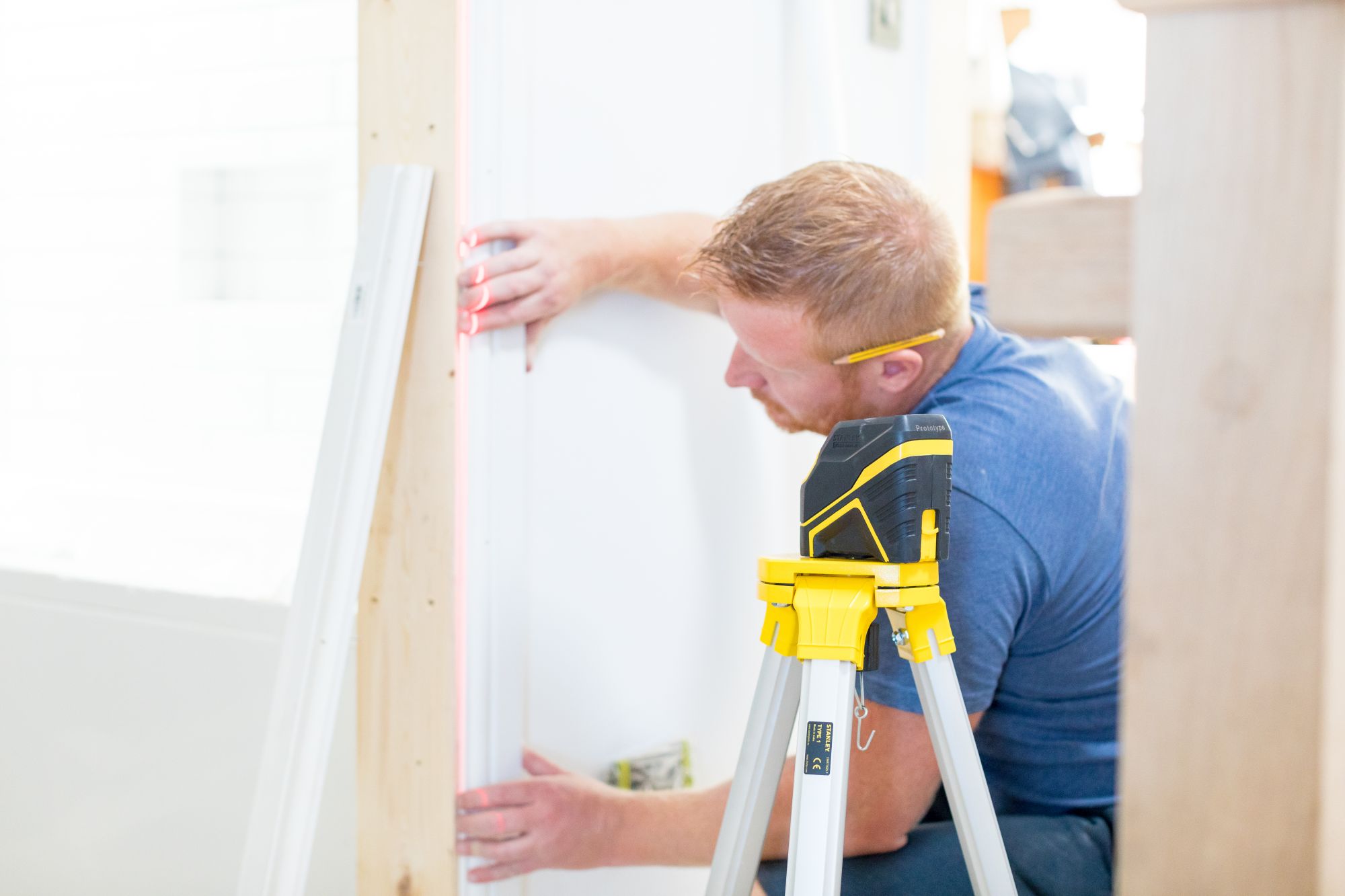 Nivel láser en cruz - ROJO. Pilas alcalinas