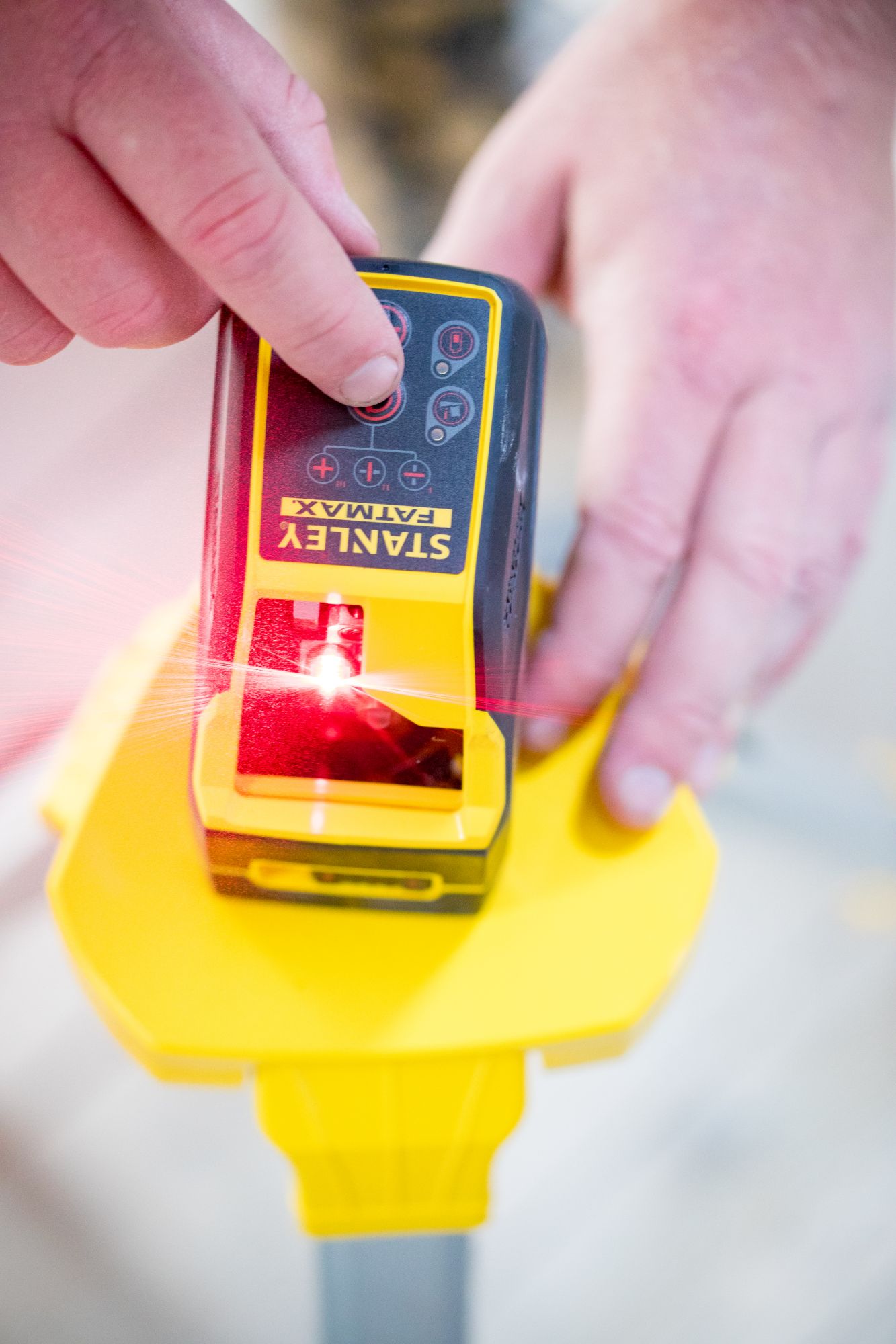 Nivel láser en cruz - ROJO. Pilas alcalinas