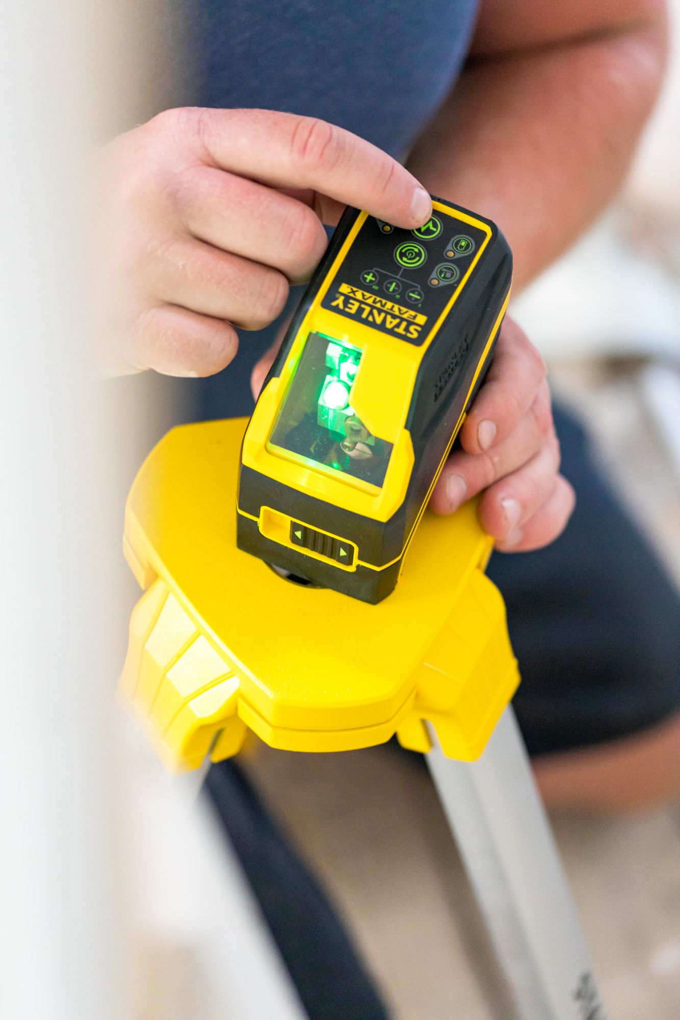 Nivel láser en cruz - VERDE. Pilas alcalinas