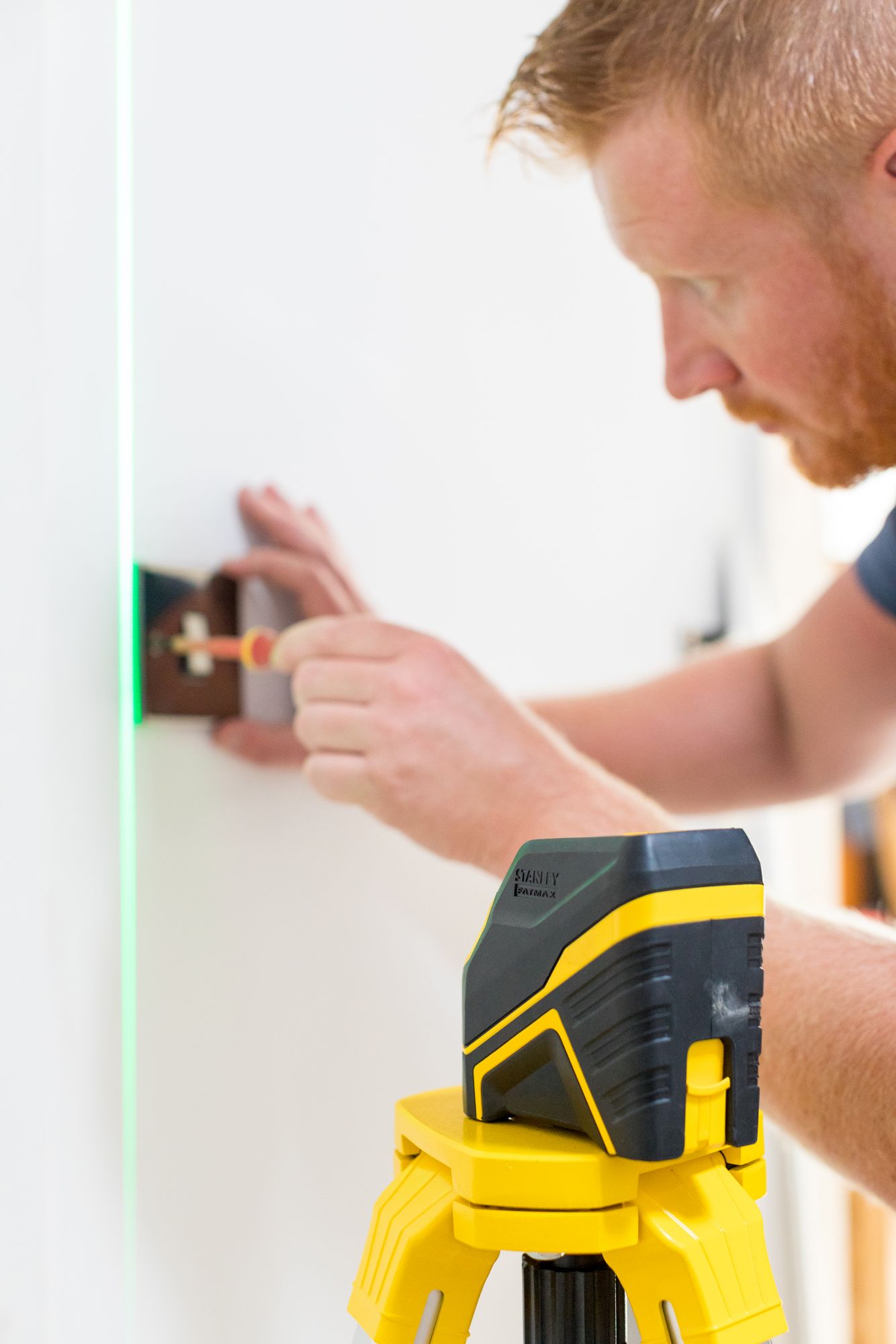 Nivel láser en cruz - VERDE. Pilas alcalinas