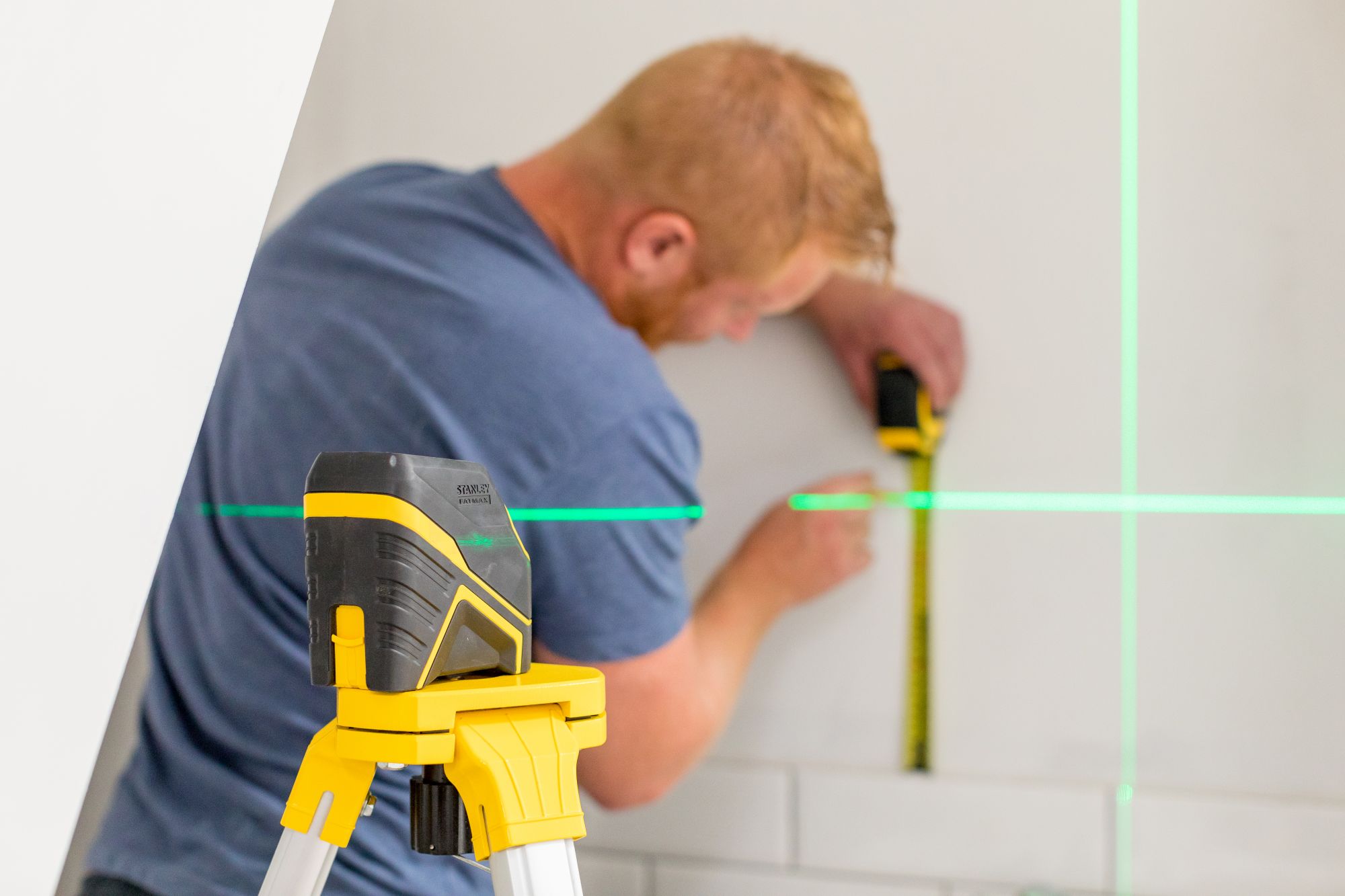 Nivel láser en cruz - VERDE. Pilas alcalinas