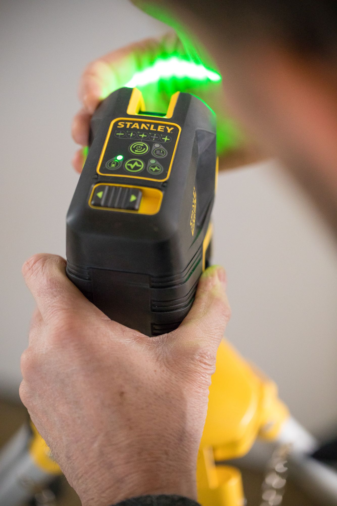 Nivel laser de cruz + 2 puntos – VERDE. 20 metros (50 metros con detector) ±3mm/m