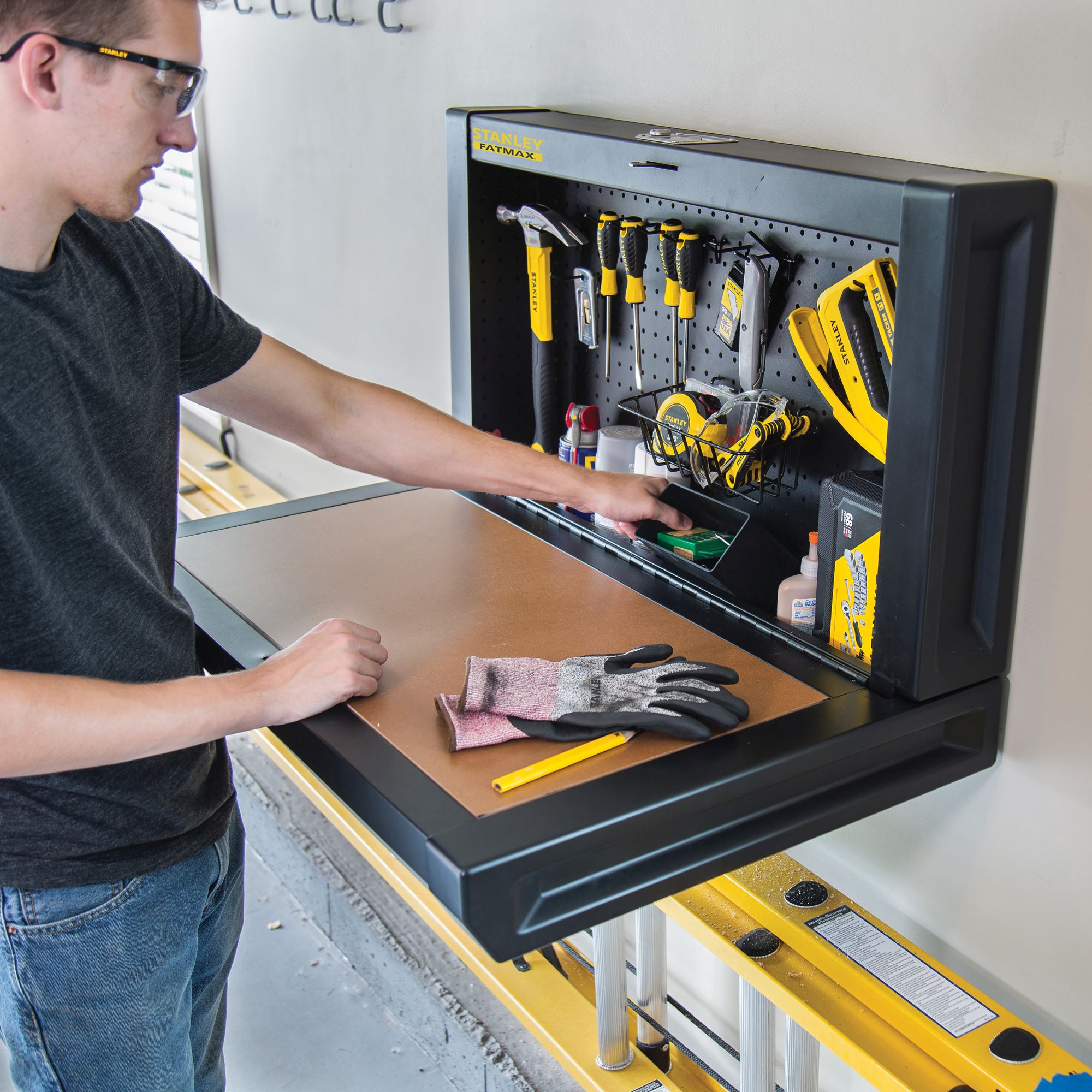 Mesa de trabajo metálica y plegable FATMAX para fijación en la pared