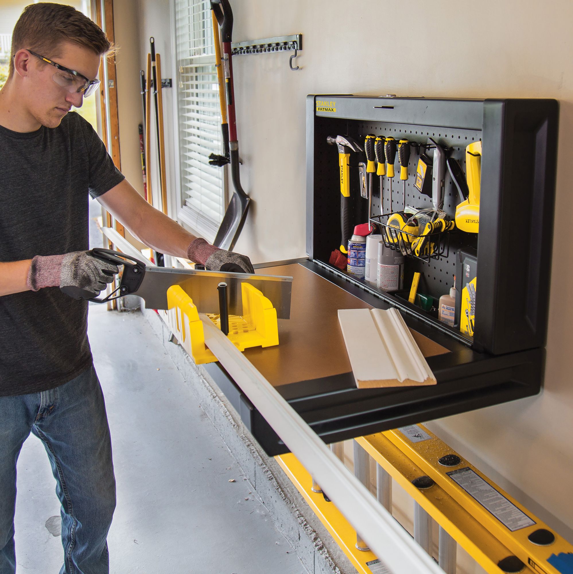 Mesa de trabajo metálica y plegable FATMAX para fijación en la pared
