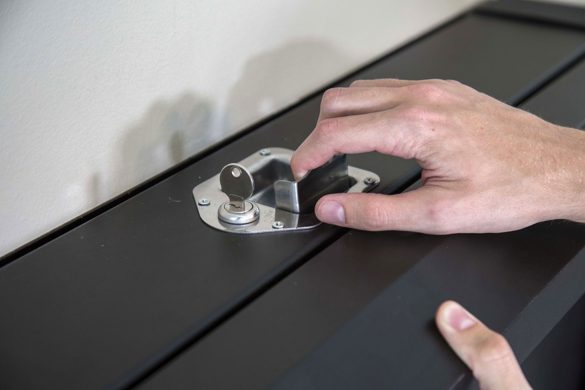 Mesa de trabajo metálica y plegable FATMAX para fijación en la pared