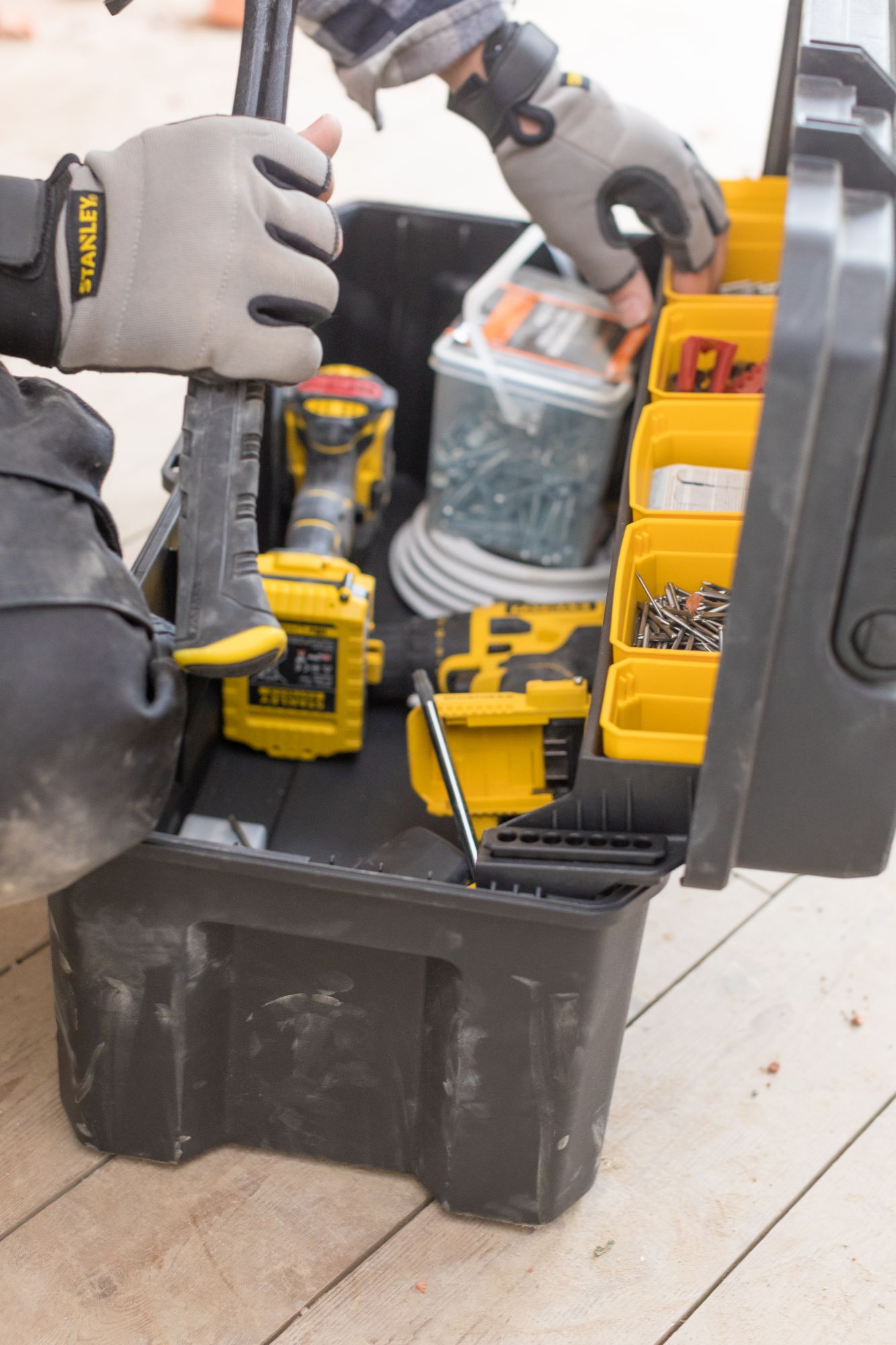 Caja de herramientas PRO 26” (66,04cm) con organizadores en bandeja cantilever