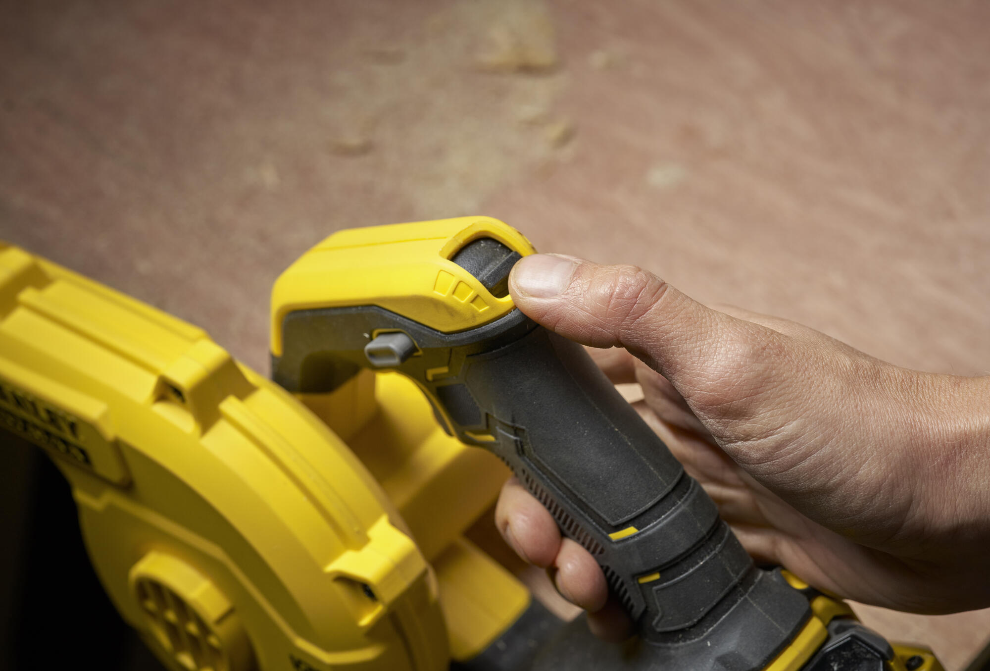 Soplador Compacto V20 18V sin batería/cargador