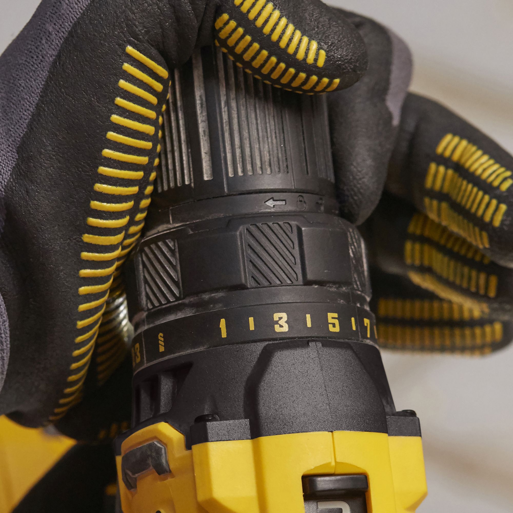 Taladro Atornillador V20 18V 50Nm con 2 baterías Li-Ion 1,5Ah