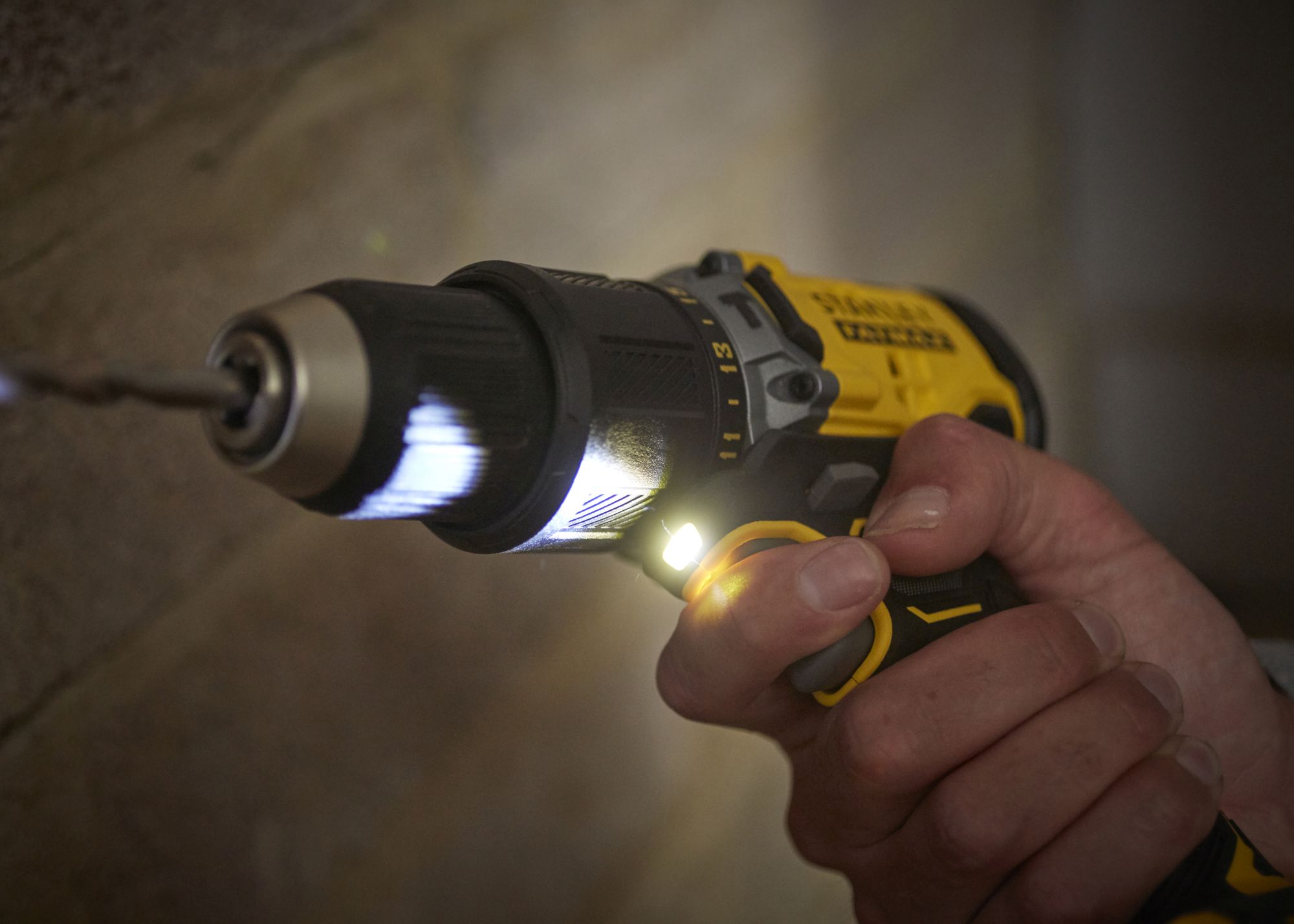 Taladro Percutor BRUSHLESS V20 18V 60Nm con 2 baterías Li-Ion 1,5Ah