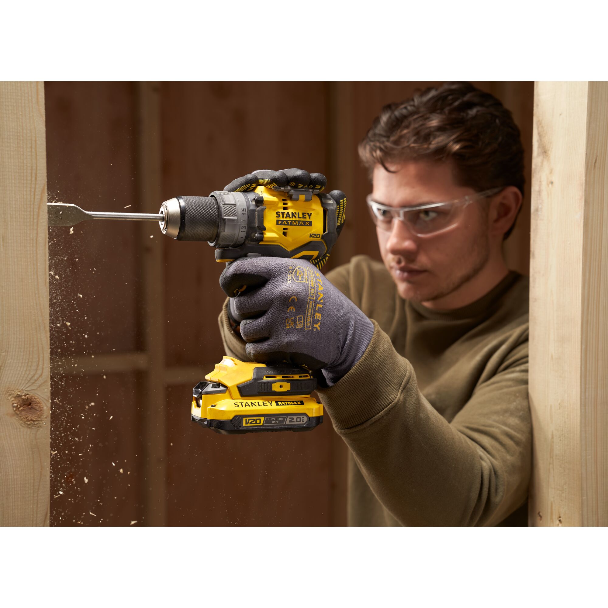 Taladro Atornillador BRUSHLESS V20 Li-Ion 18V 80Nm. Incluye 2 baterías Li-Ion 2Ah, cargador 1.25A y maletín