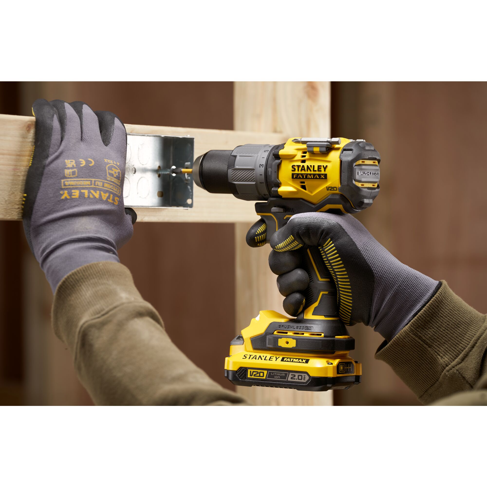 Taladro Percutor BRUSHLESS V20 Li-Ion 18V 80Nm. Incluye 2 baterías Li-Ion 2Ah, cargador 1.25A y maletín