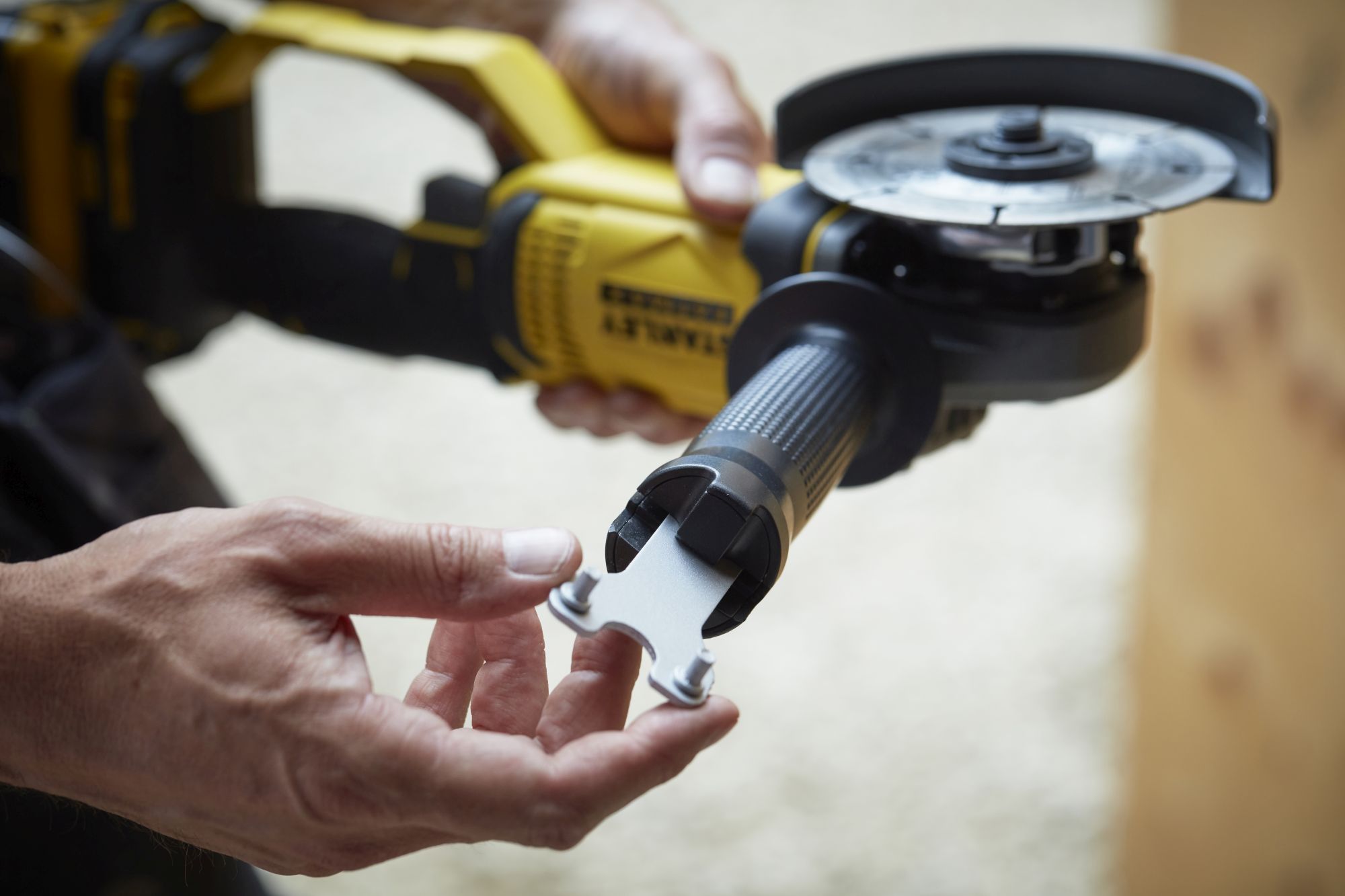 COMBO KIT V20 Li-Ion 18V: Taladro Percutor SFMCD711 + Mini-Amoladora SFMCG400 con 2 baterías Li-Ion 2Ah y bolsa de transporte