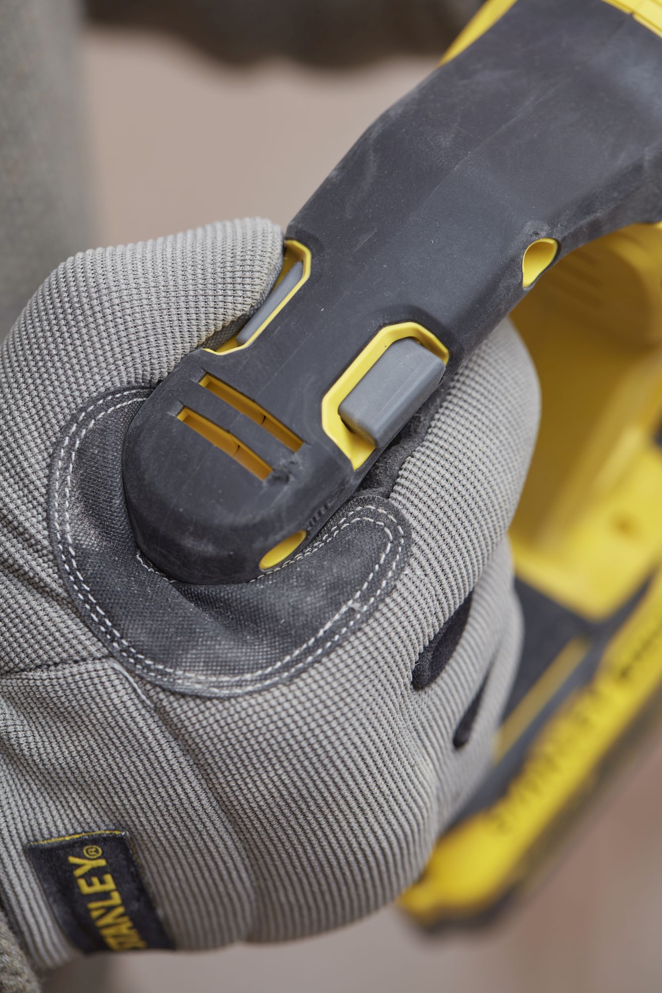 Martillo SDS-PLUS BRUSHLESS V20 Li-Ion 18V con 2 baterías Li-Ion 4Ah