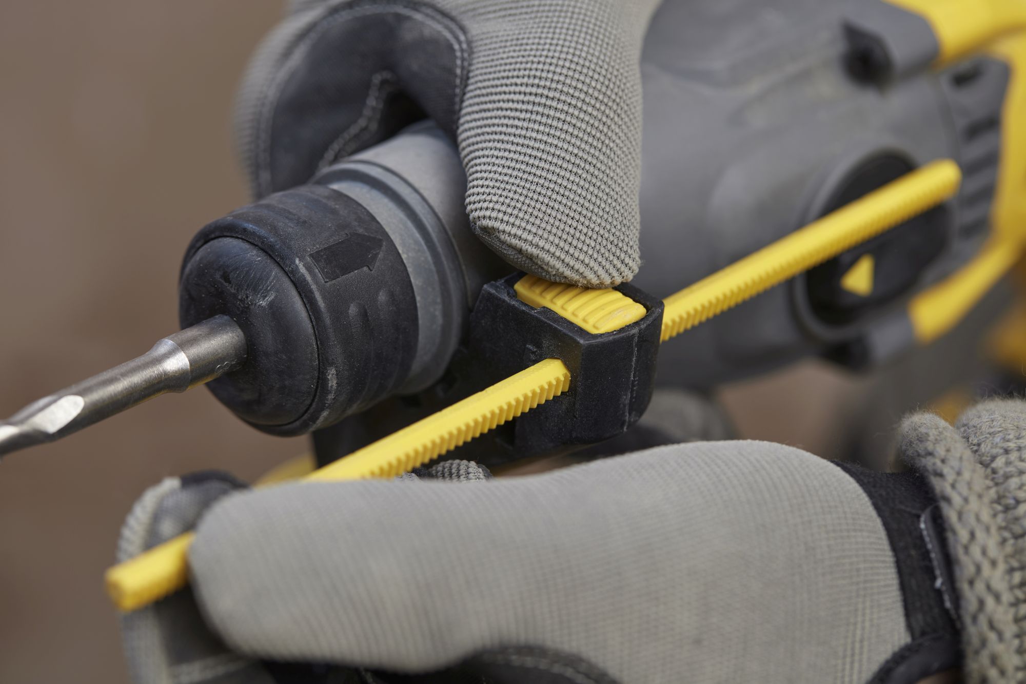 Martillo SDS-PLUS BRUSHLESS V20 Li-Ion 18V con 2 baterías Li-Ion 4Ah