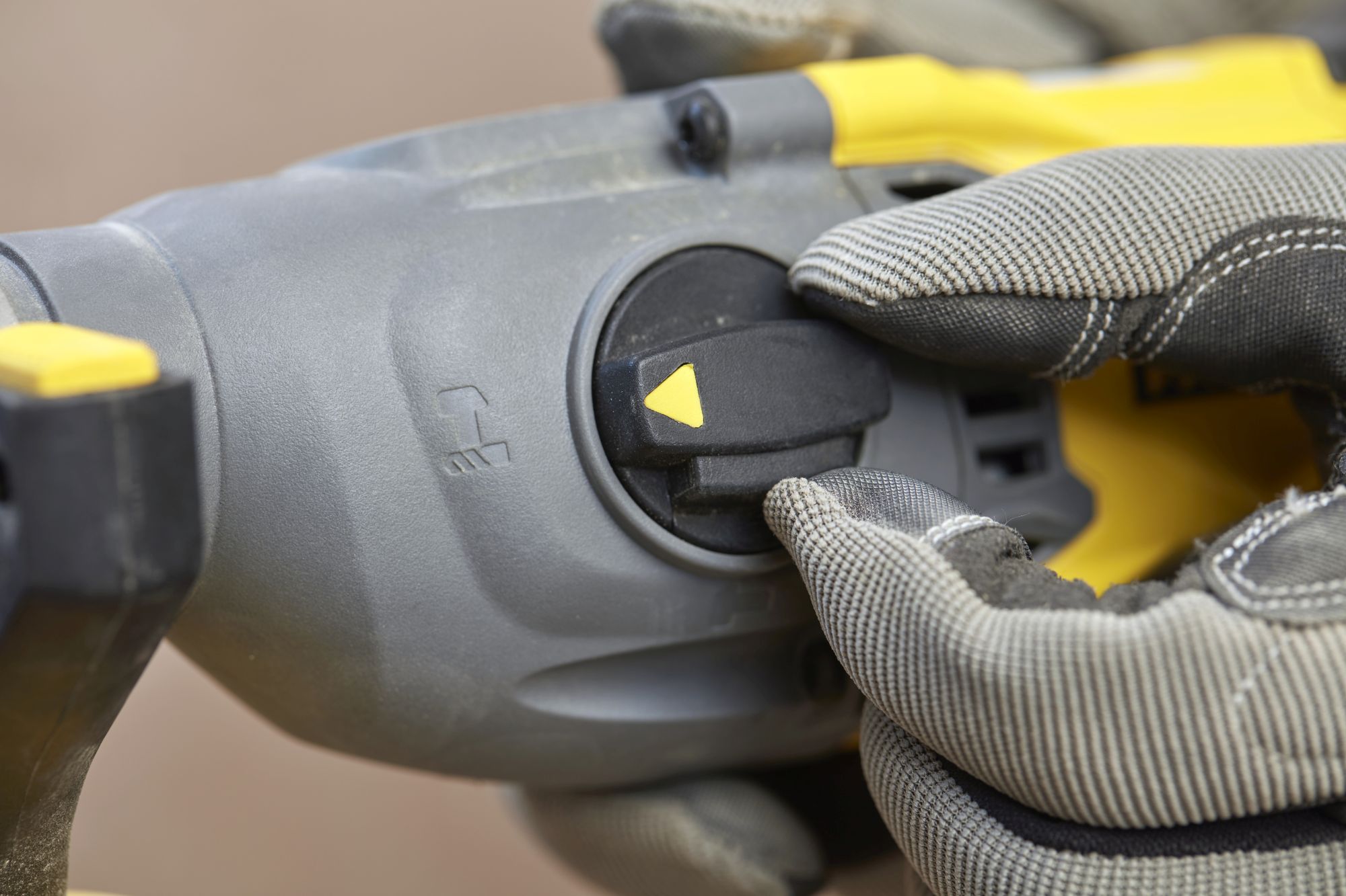 Martillo SDS-PLUS BRUSHLESS V20 Li-Ion 18V con 2 baterías Li-Ion 4Ah