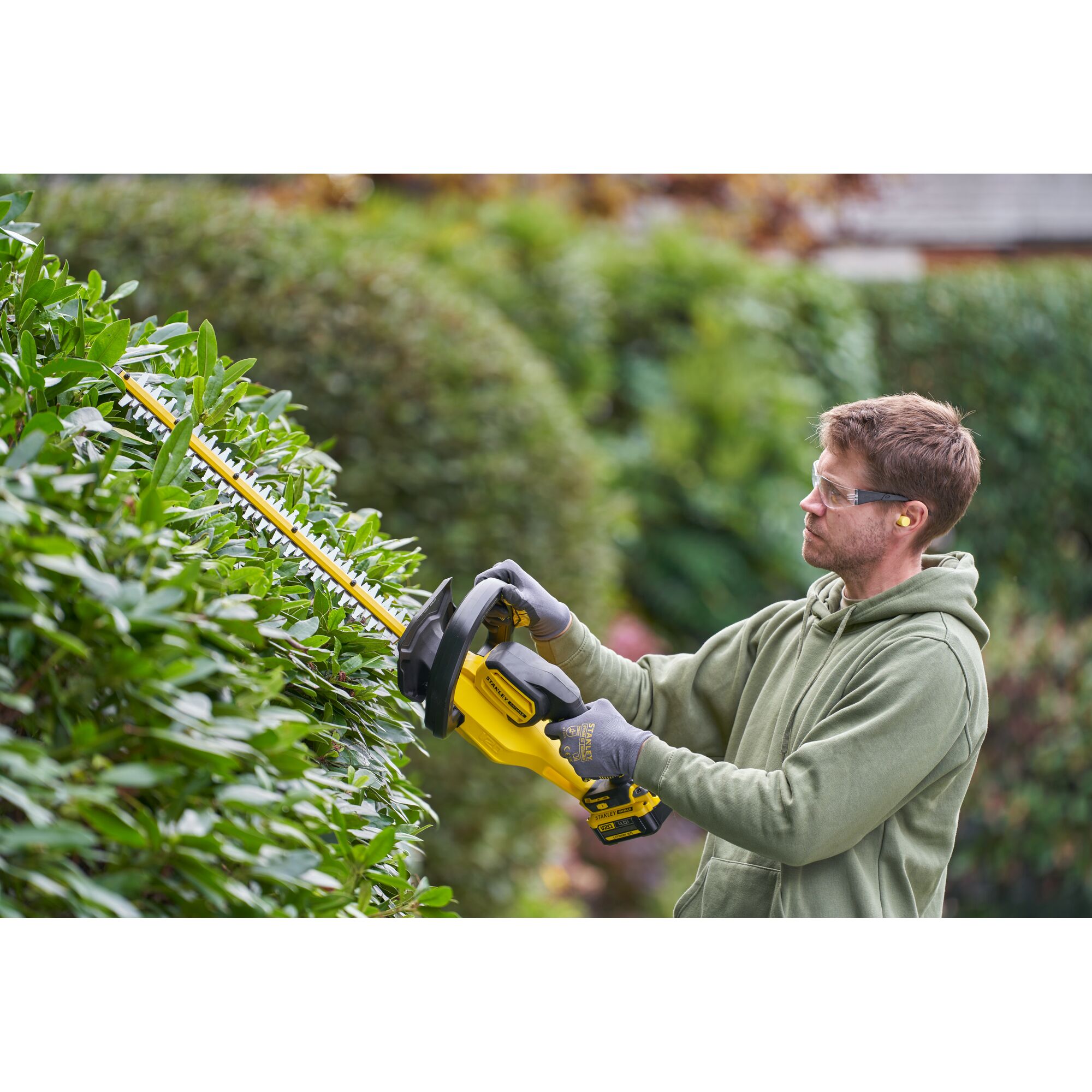 Cortasetos V20 Li-Ion 18V 55cm con una batería 4Ah