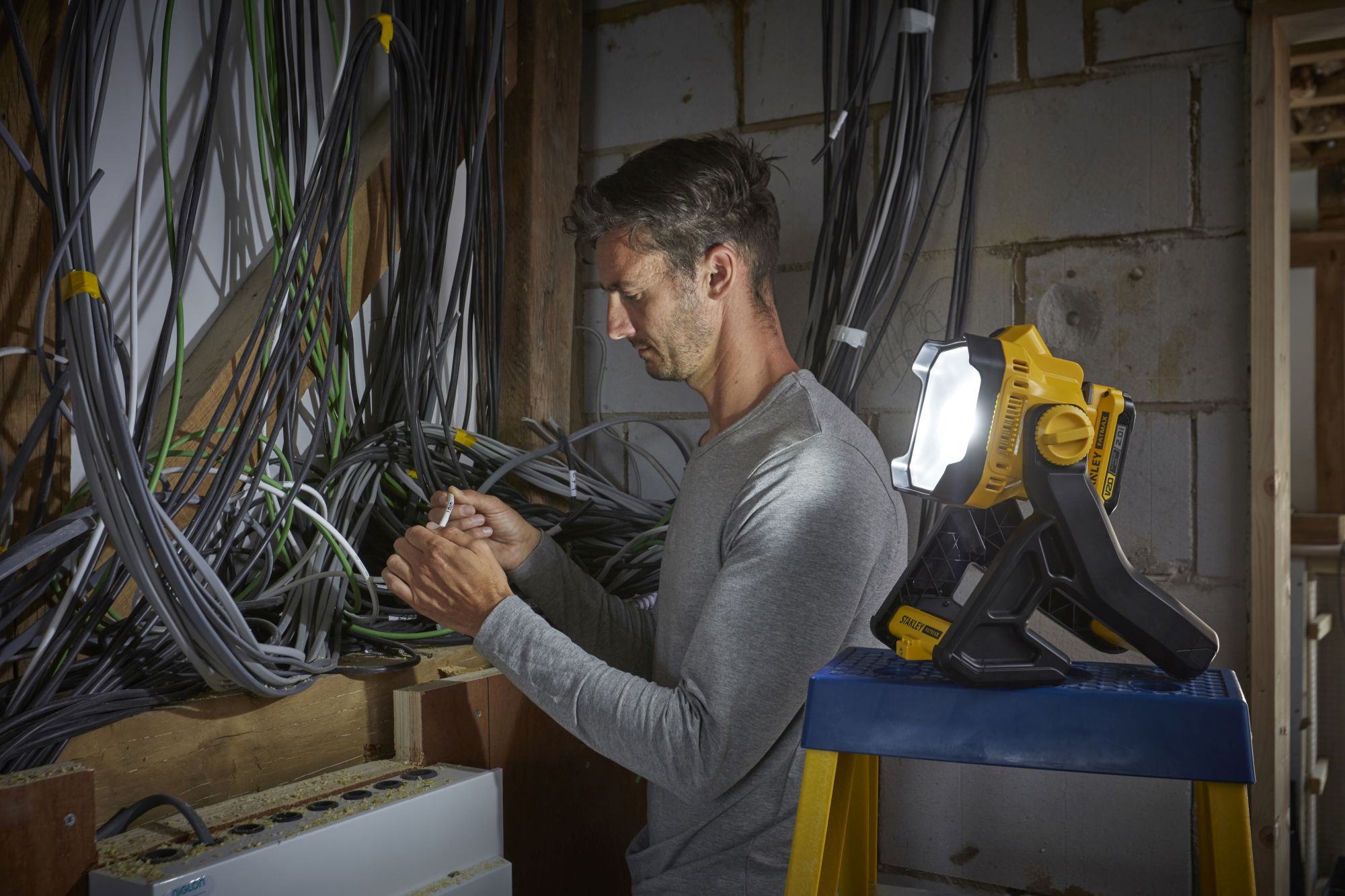 Luz de Área V20 Li-Ion 18V sin cargador/batería