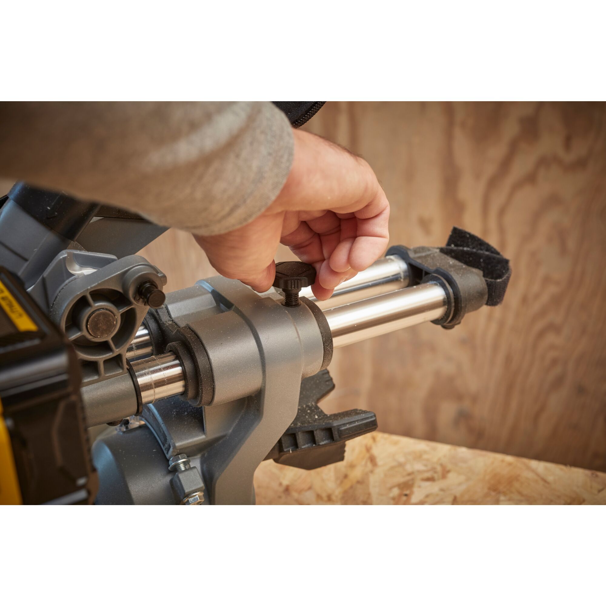 Ingletadora V20 Li-Ion 18V con 1 hoja 190x16mm TCT 40D, 1 batería 4Ah Li-Ion y cargador 2A