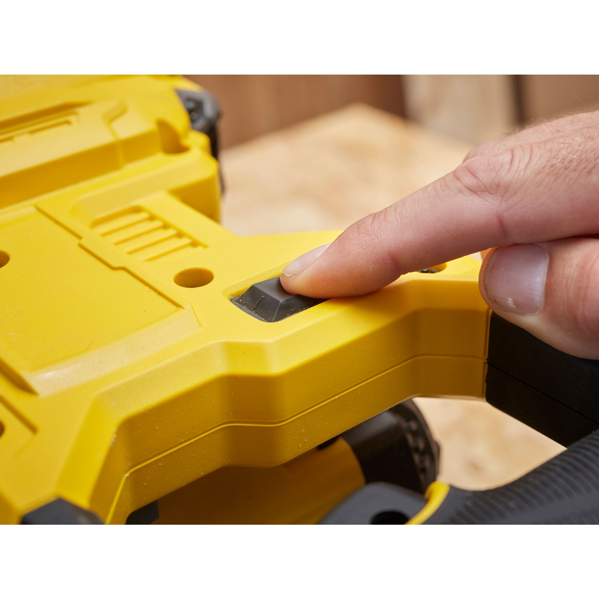 Ingletadora V20 Li-Ion 18V con 1 hoja 190x16mm TCT 40D, 1 batería 4Ah Li-Ion y cargador 2A