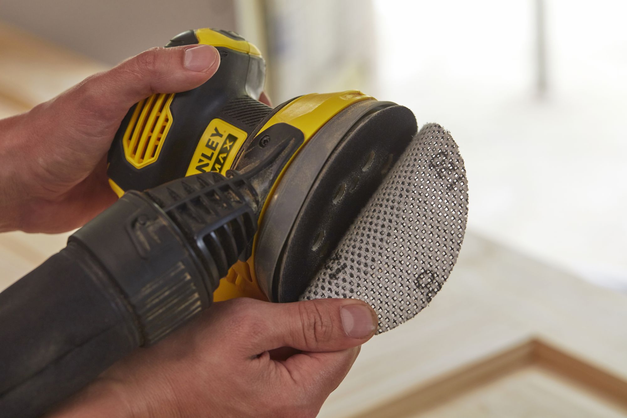 Lijadora Rotorbital V20 18V con 1 batería Li-Ion 2Ah