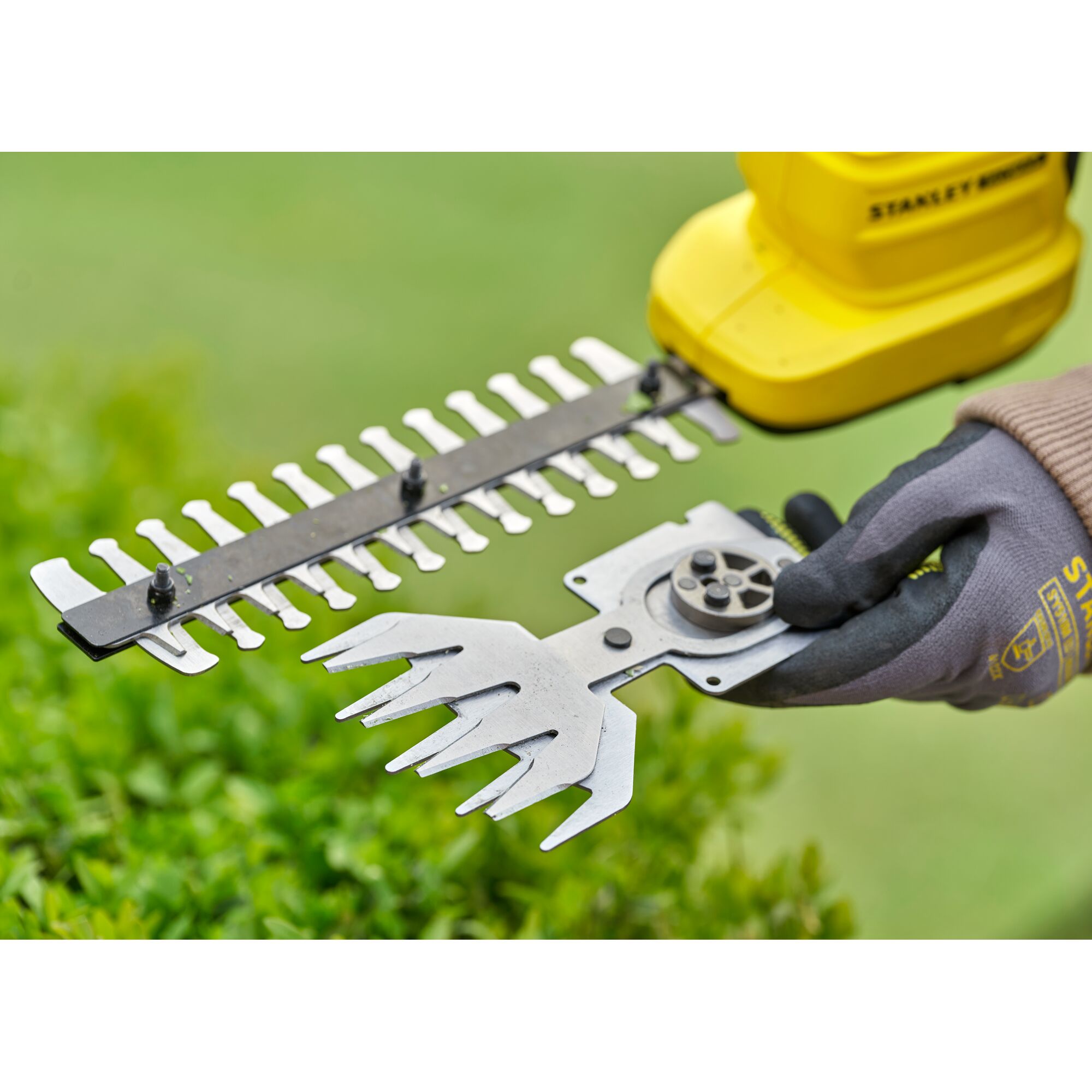 Kit Tijera cortacésped + arreglasetos V20 Li-Ion 18V sin batería ni cargador