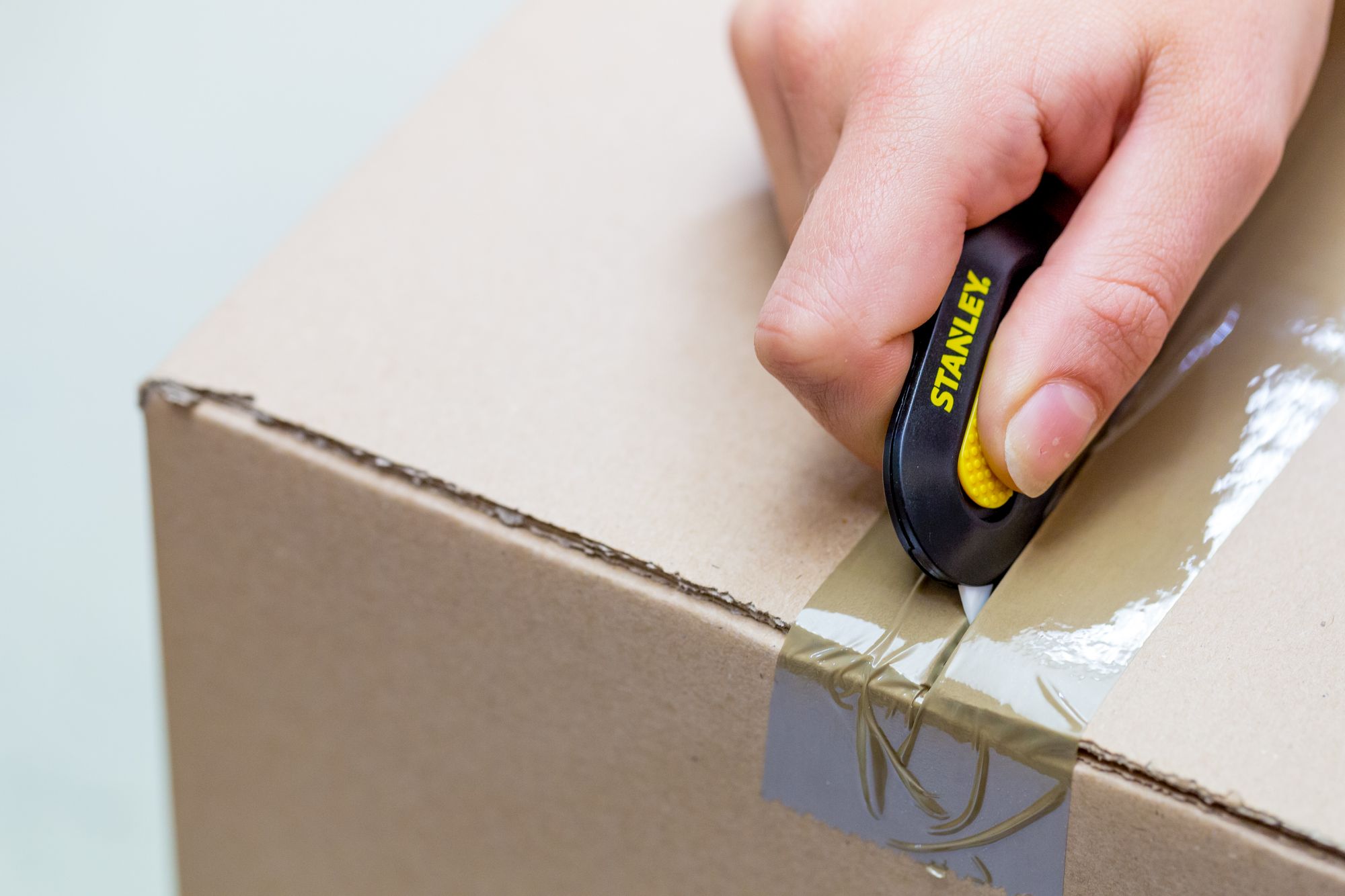 Mini cortador con hoja de cerámica auto-retráctil