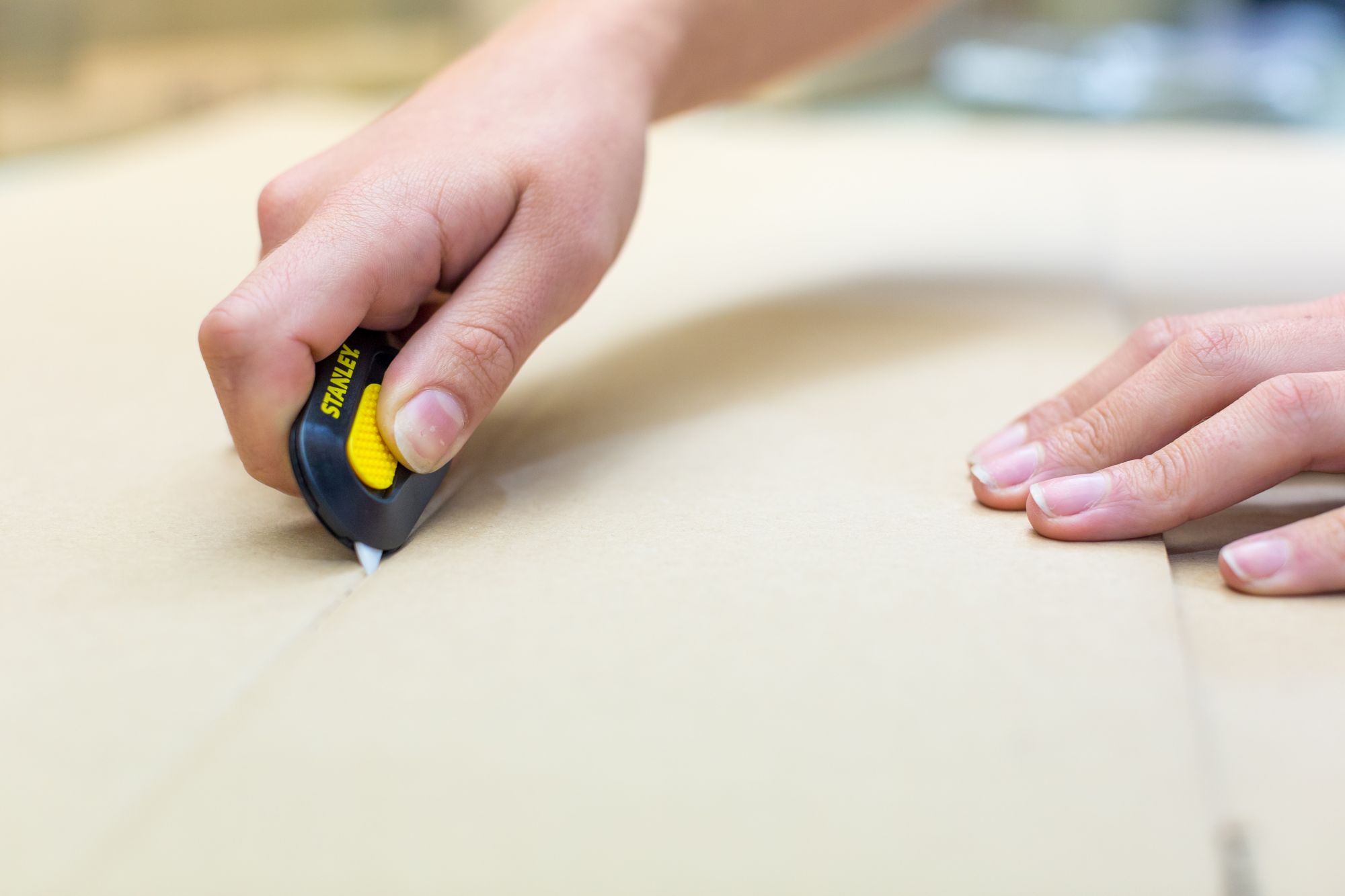 Mini cortador con hoja de cerámica auto-retráctil