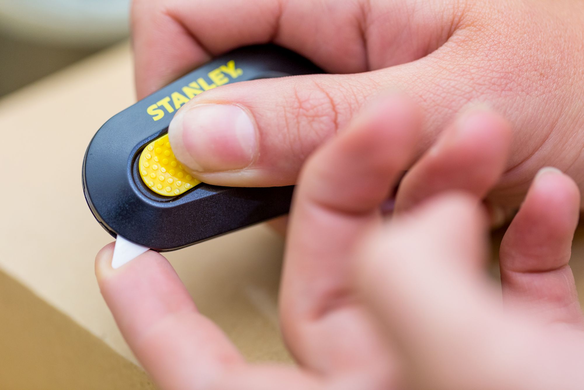 Mini cortador con hoja de cerámica auto-retráctil