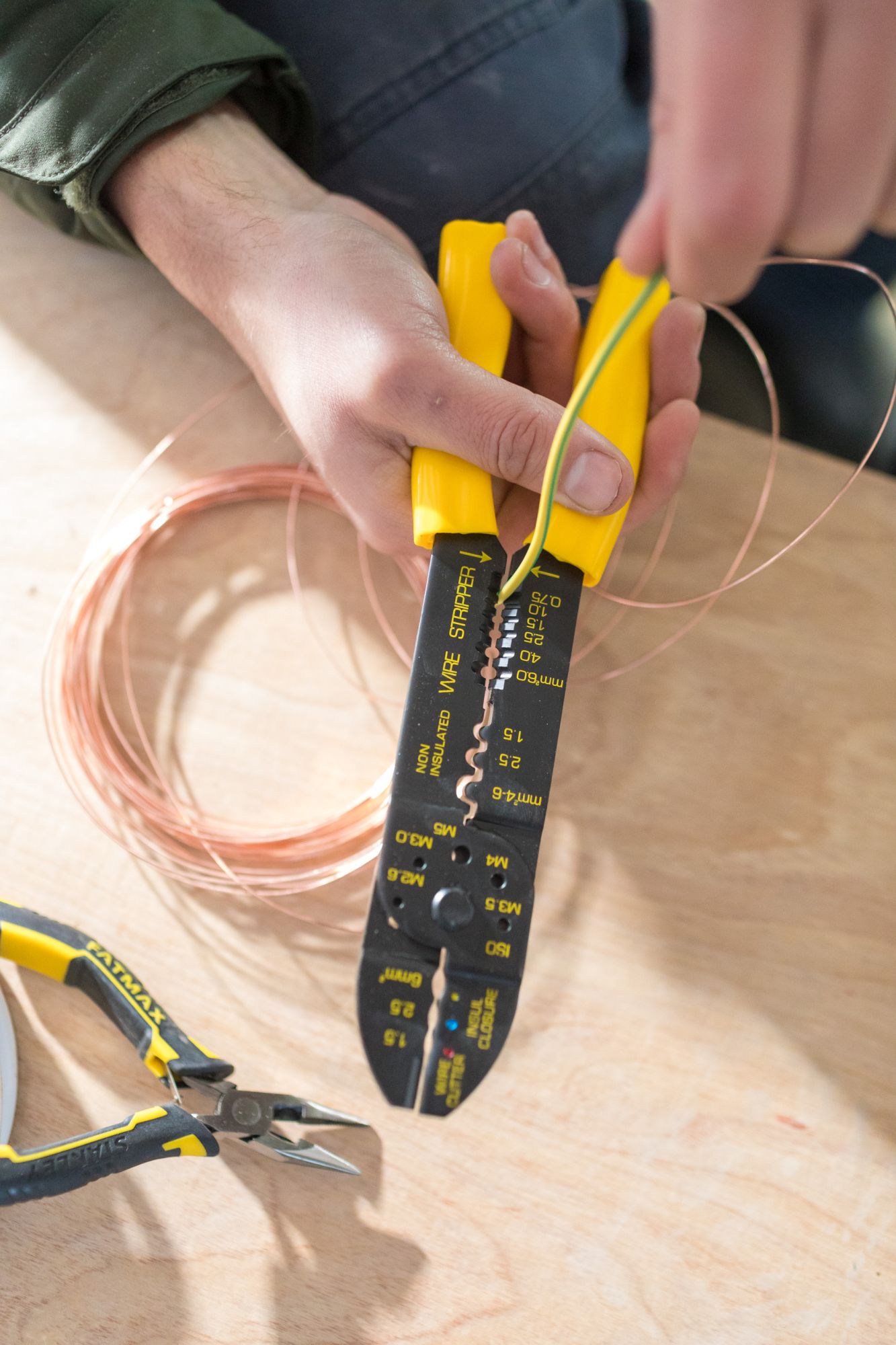 Alicate para terminales