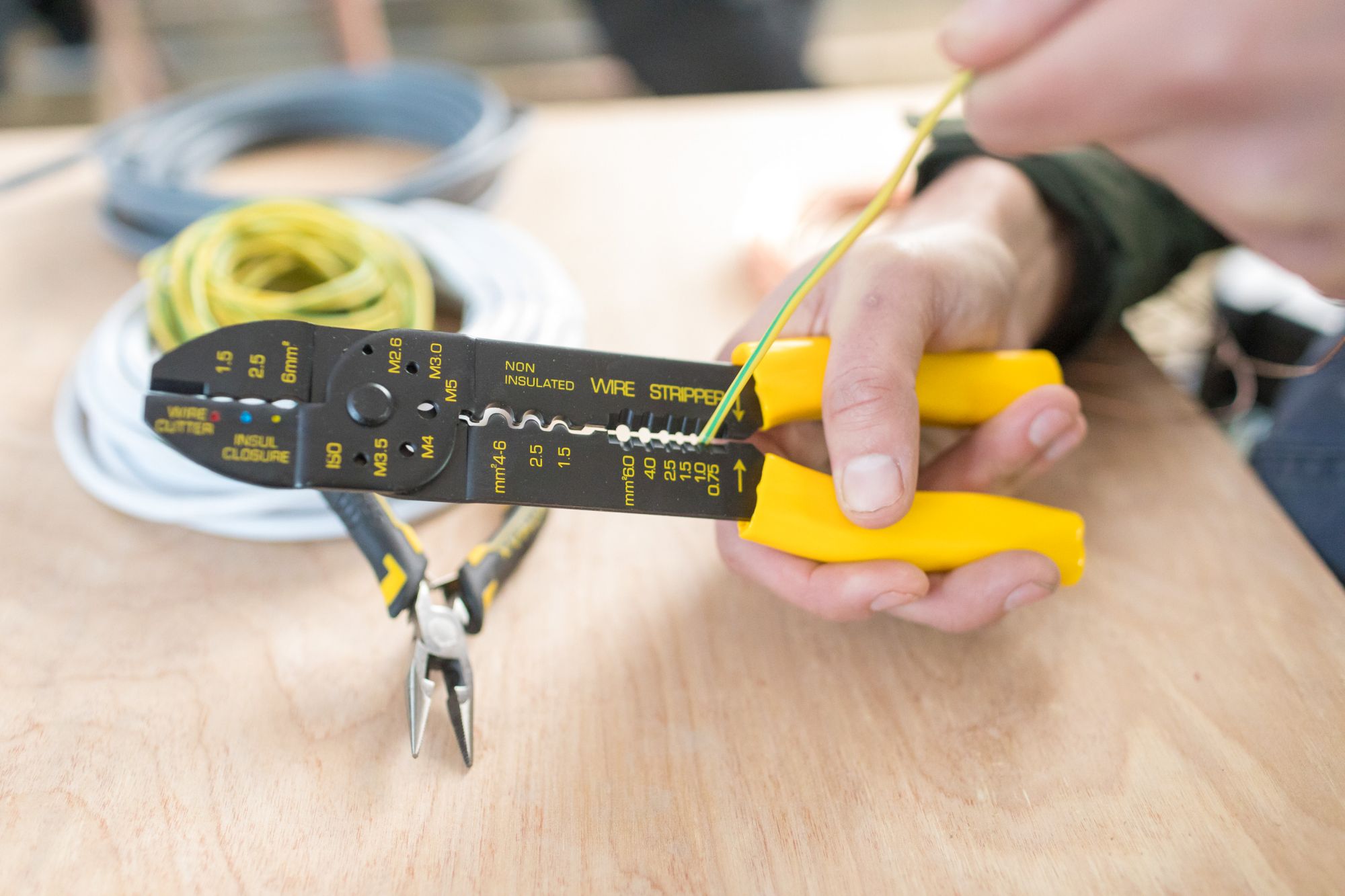 Alicate para terminales