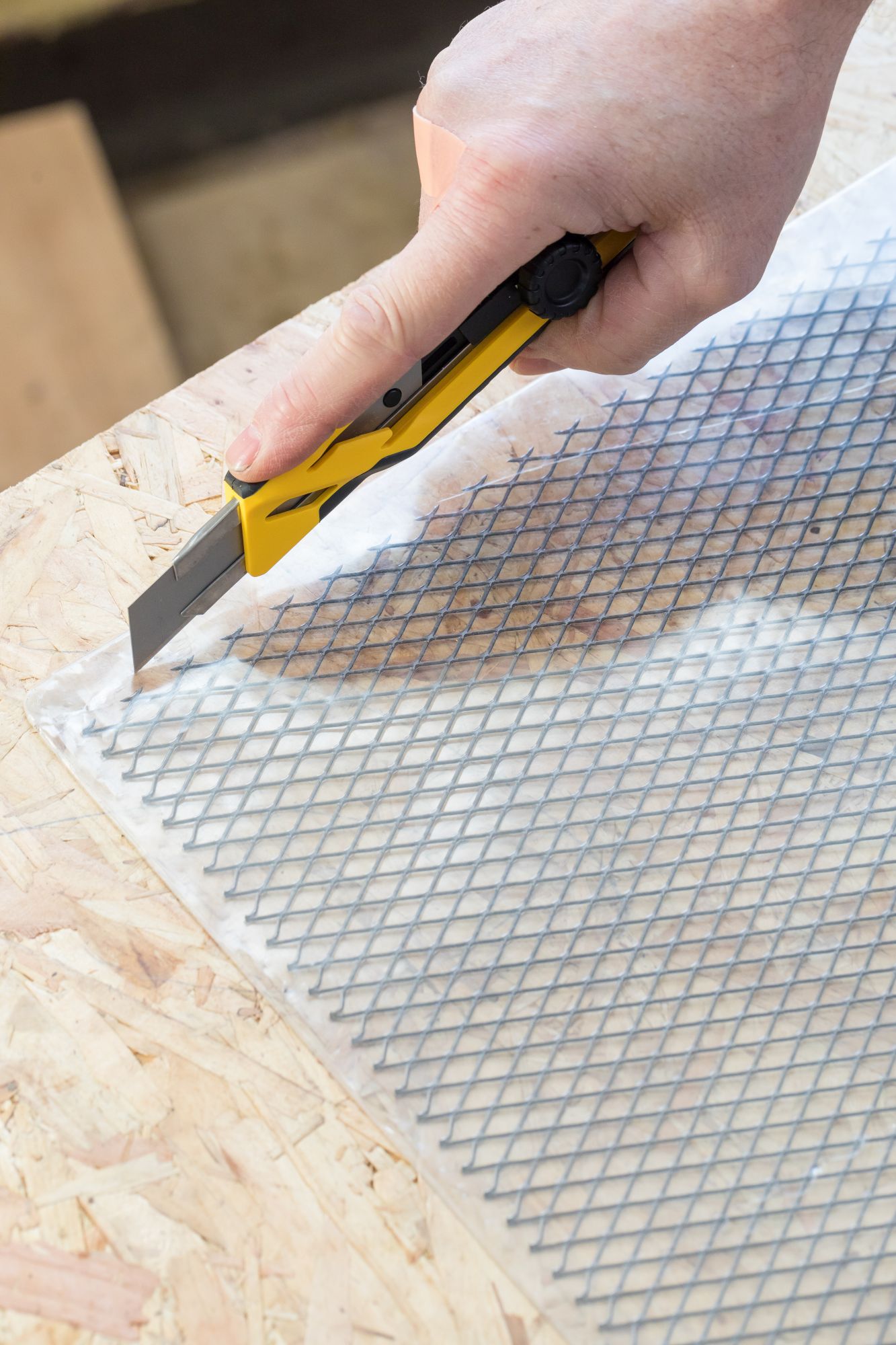 Cúter con rueda de bloqueo 18mm