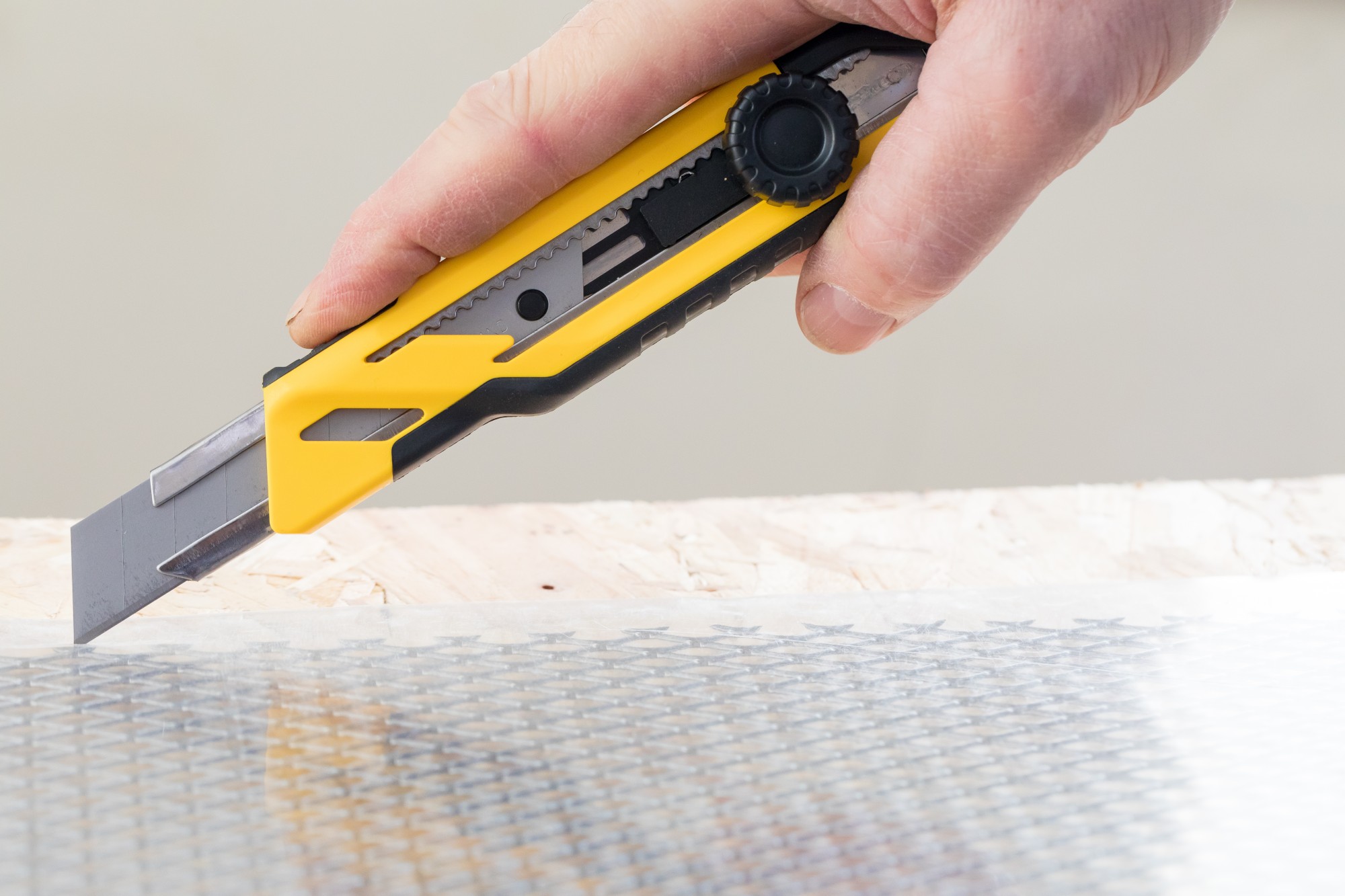 Cúter con rueda de bloqueo 18mm