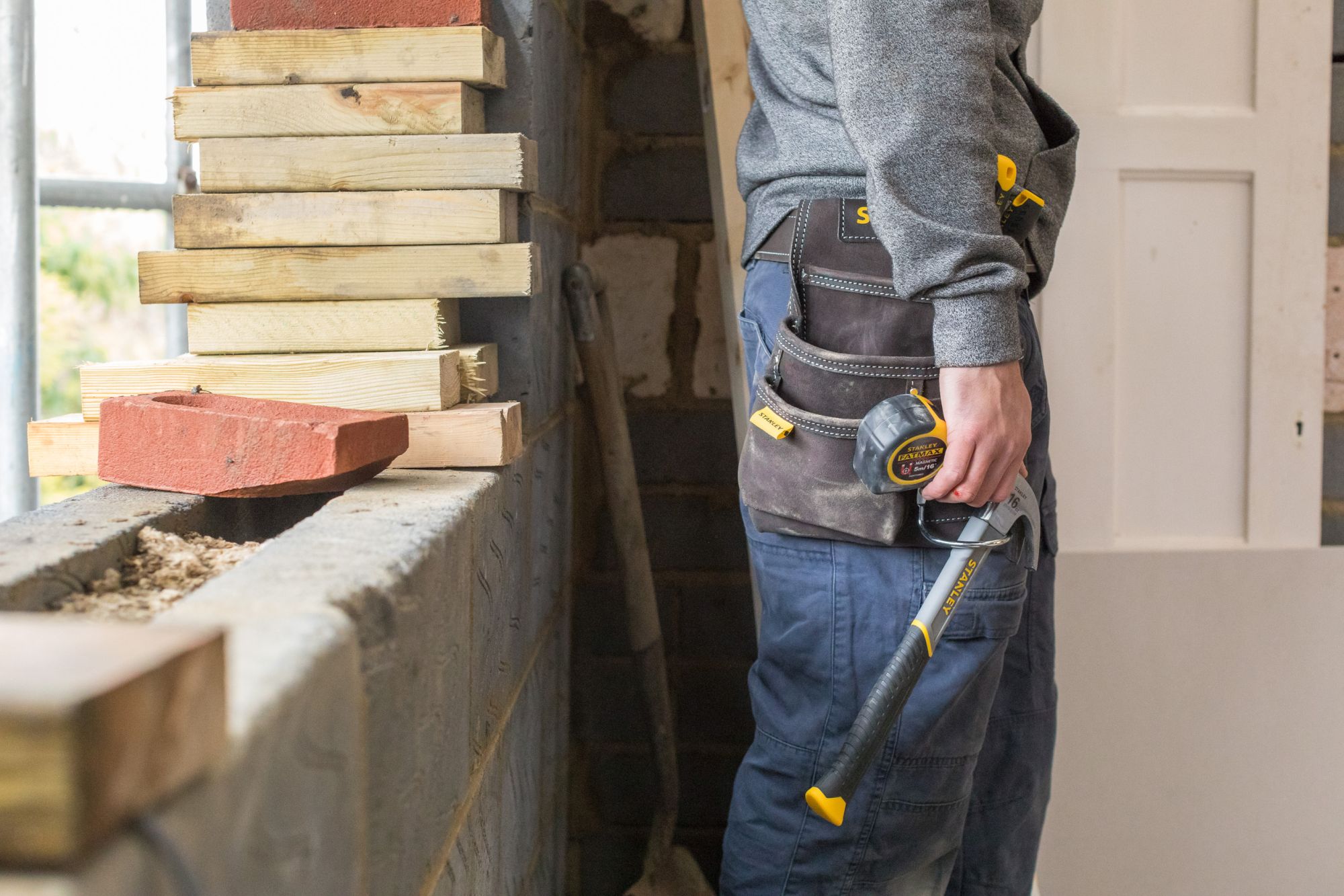 Bolsa para clavos con soporte para martillo