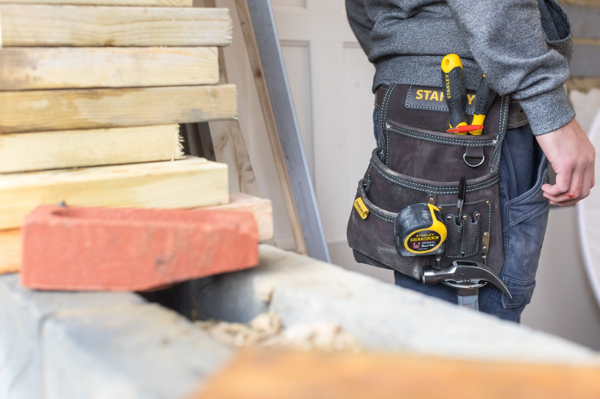 Bolsa para clavos con soporte para martillo