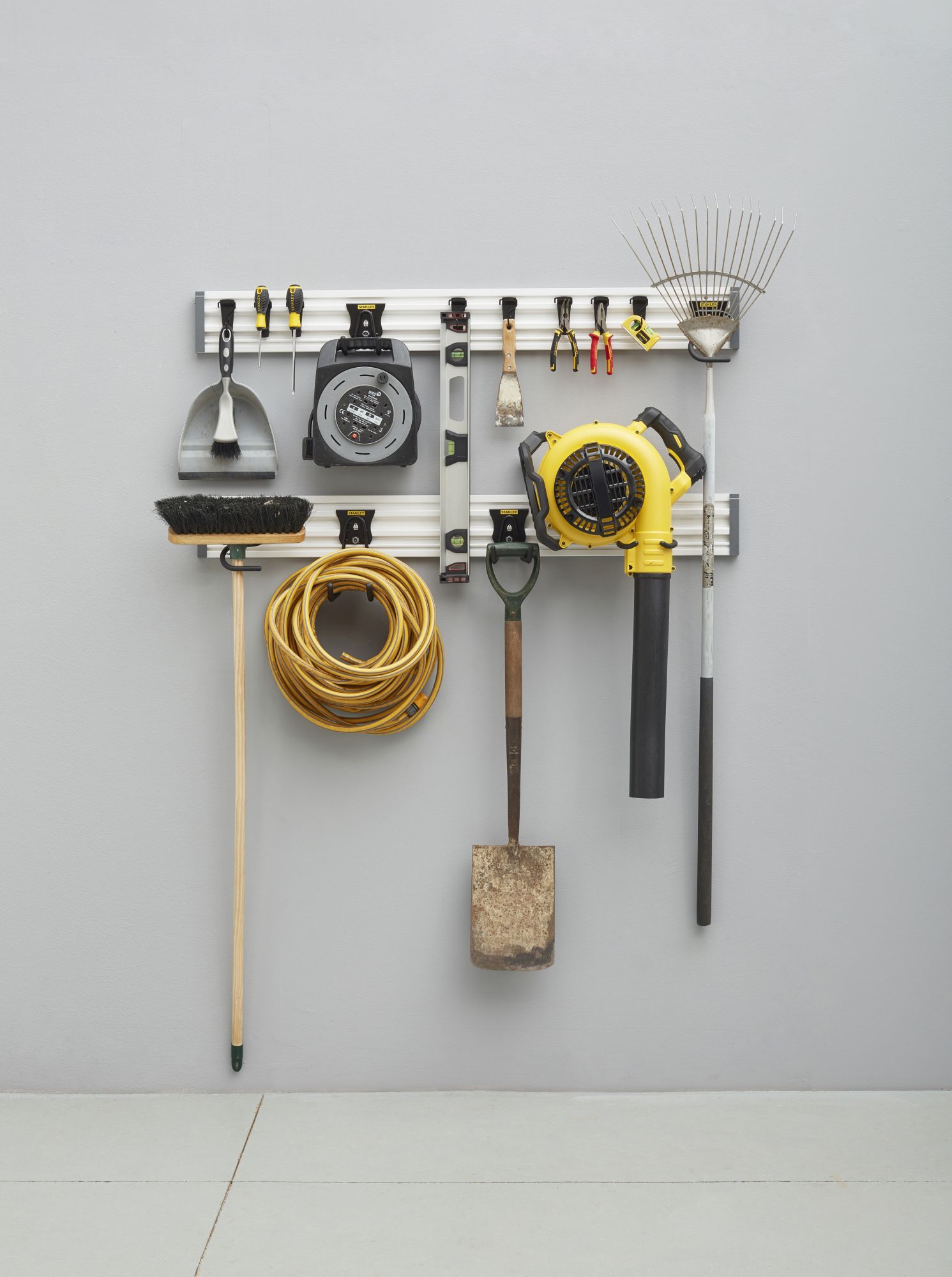 2 raíles Vesatrack + 18 ganchos variados