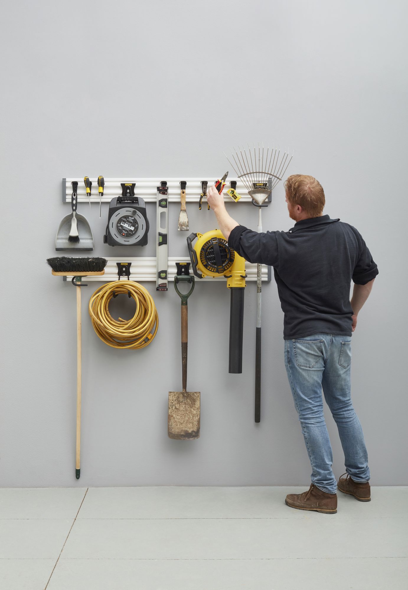 2 raíles Vesatrack + 18 ganchos variados