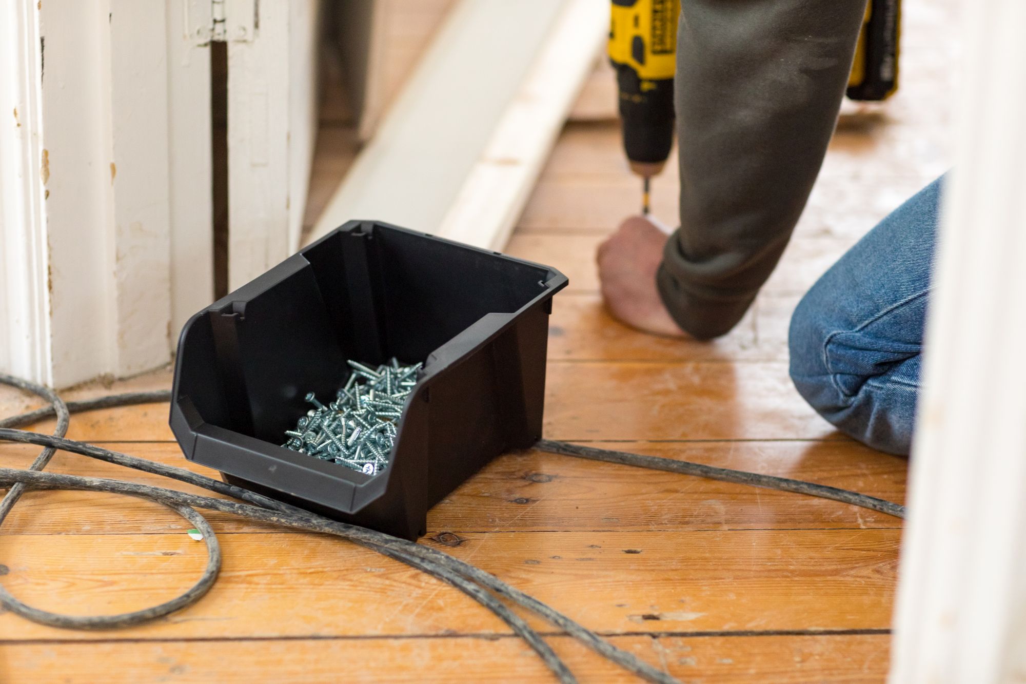 4 CUBETAS MEDIANAS STANLEY® NEGRAS CON SOPORTE PARA PARED