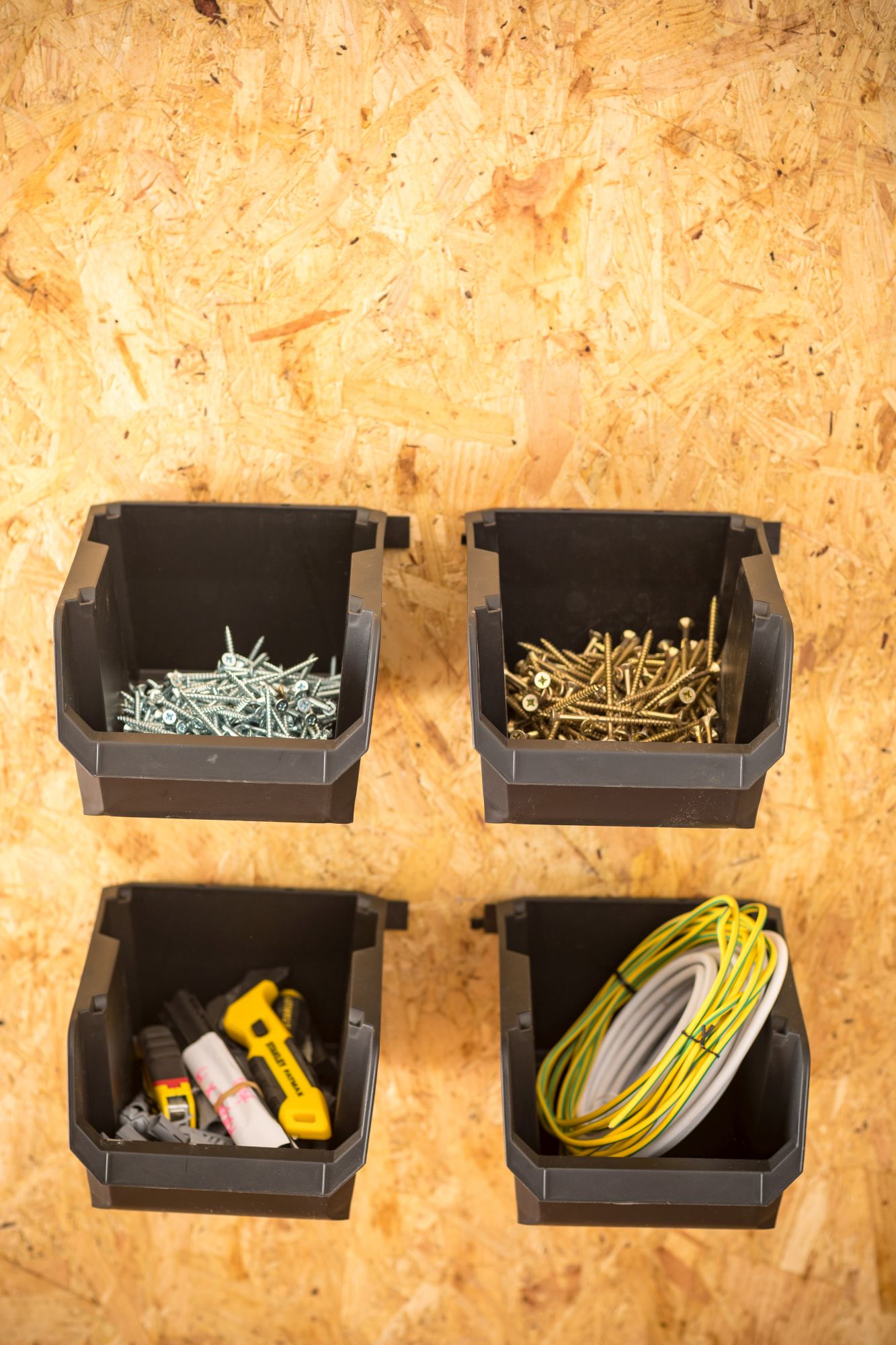 4 CUBETAS MEDIANAS STANLEY® NEGRAS CON SOPORTE PARA PARED