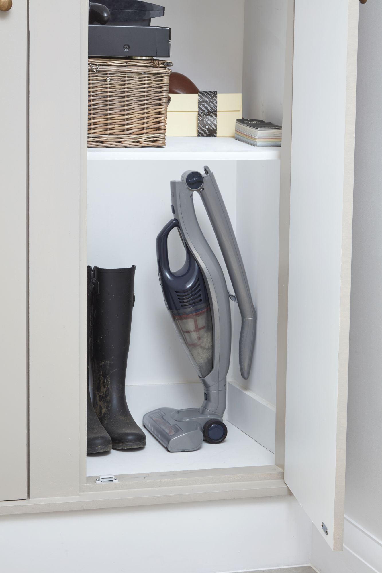 SVB520JW-QW - Aspirador de escoba 2 en 1. Potencia 18V y batería 2Ah.