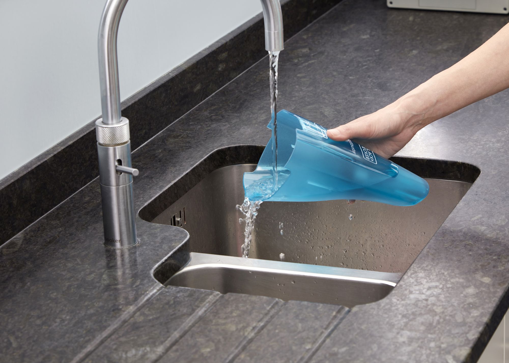 WDC115WA-QW - Aspirador de mano Dustbuster LITIO 3,6V Líquidos y Sólidos con accesorios