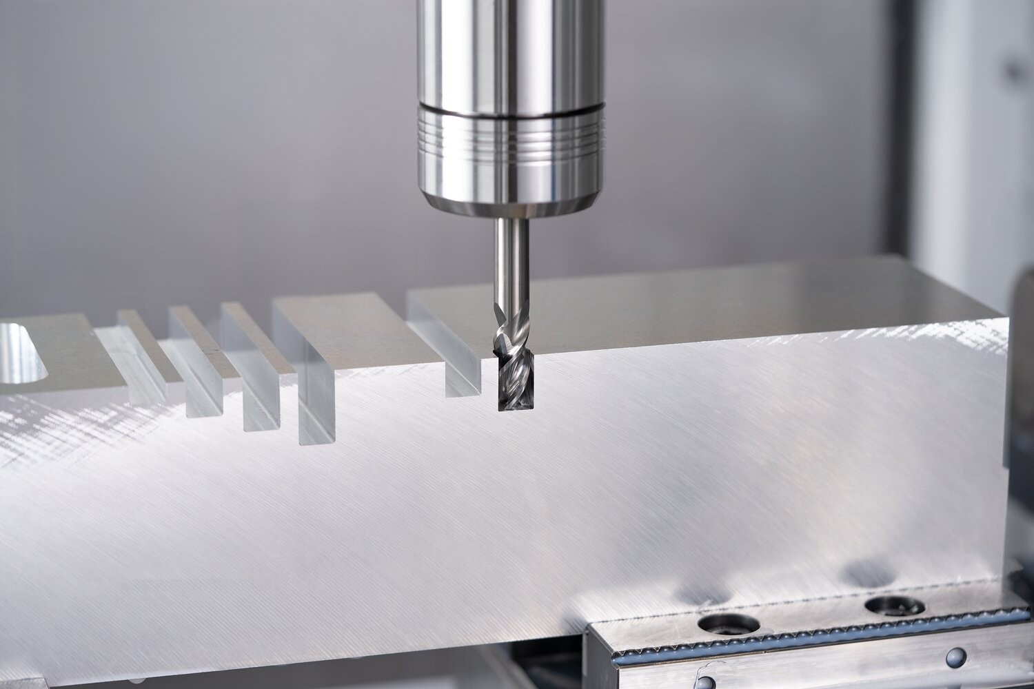 Fresa VHM Ø10 mm, 3 filos, 2xDC, destalonado del cuello extralargo, chaflán 0,2 mm, sin recubrimiento, mango HA, Rendimiento en aluminio