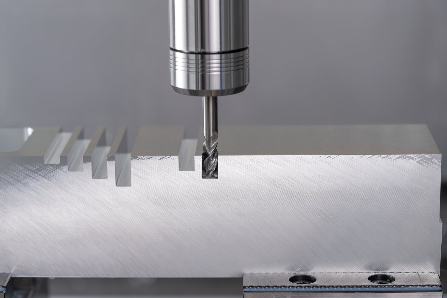 Fresa VHM Ø10 mm, 3 filos, 2xDC, destalonado del cuello extralargo, chaflán 0,2 mm, sin recubrimiento, mango HA, Rendimiento en aluminio