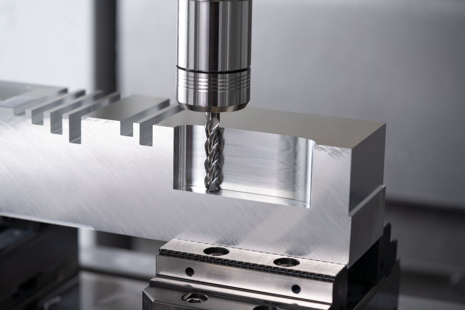 Fresa VHM Ø10 mm, 3 filos, >4xDC, chaflán 0,2 mm, sin recubrimiento, mango HA, Rendimiento en aluminio