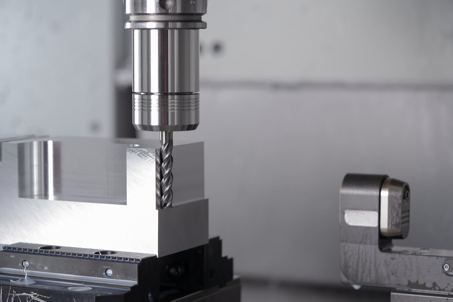 Fresa VHM Ø10 mm, 3 filos, >4xDC, chaflán 0,2 mm, sin recubrimiento, mango HA, Rendimiento en aluminio