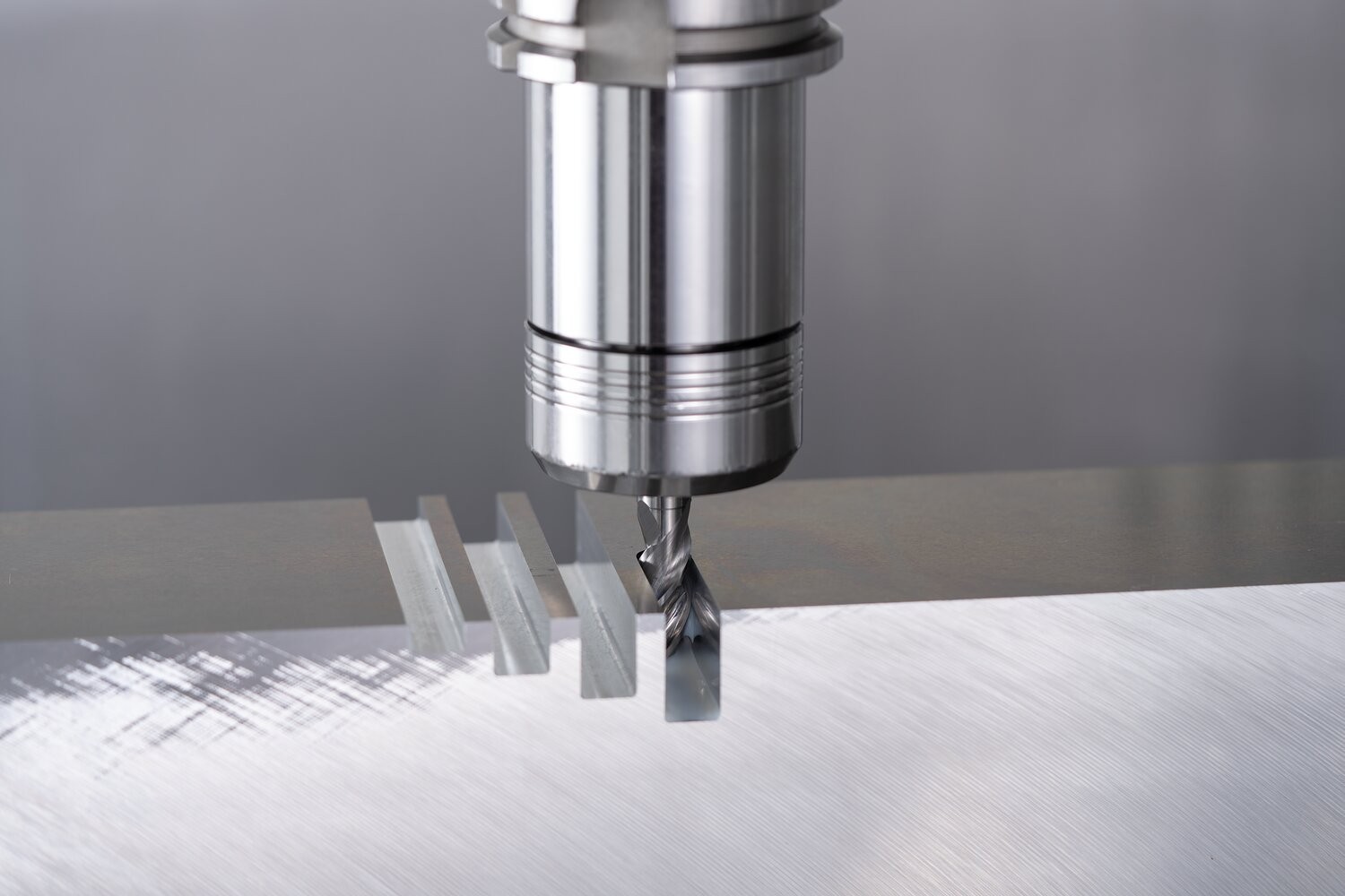 Fresa VHM Ø10 mm, 3 filos, 2xDC, radio 1 mm, sin recubrimiento, mango HA, Rendimiento en aluminio