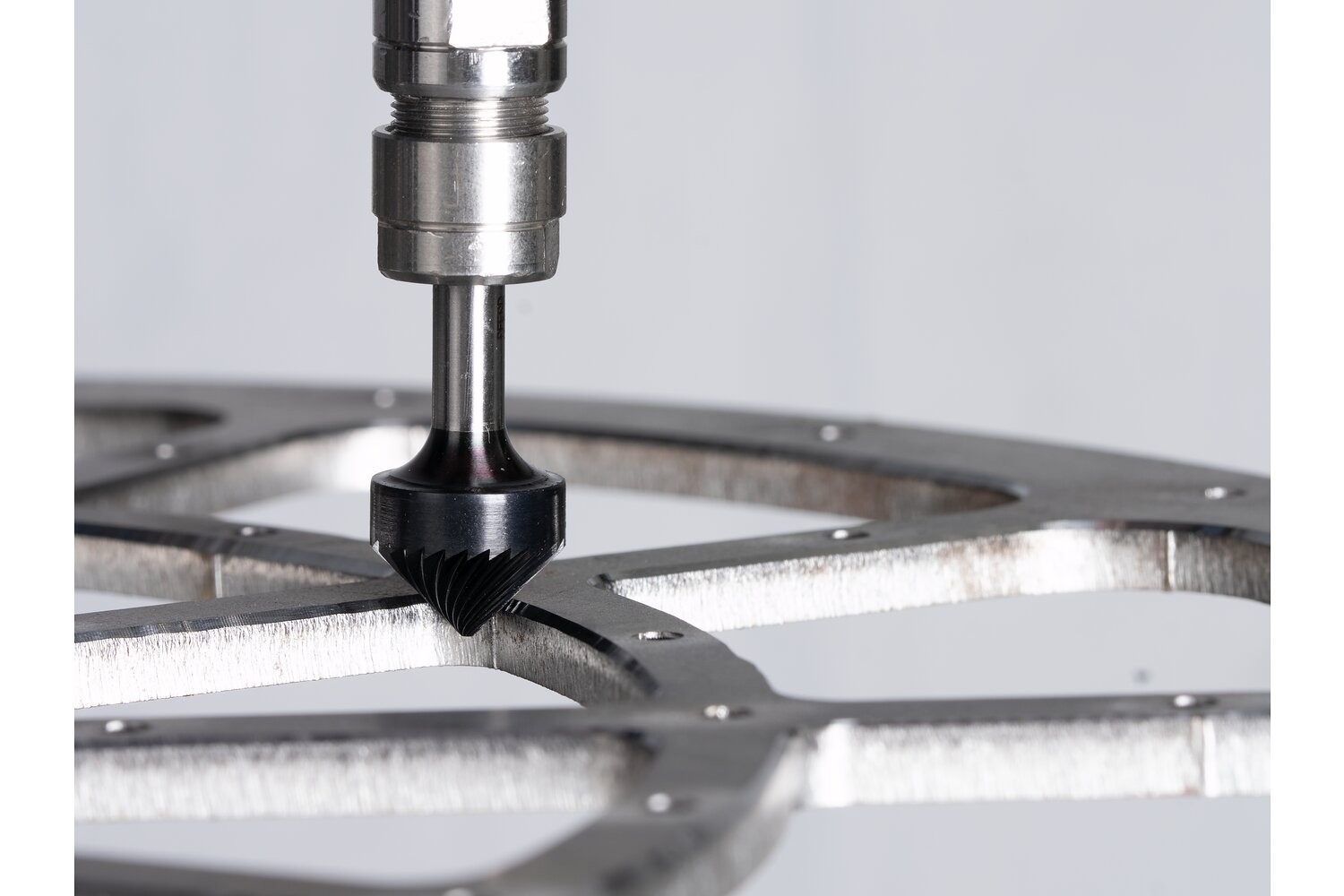 Fr. de met. duro alto rendim. forma cónica avellanada KSK Ø16x08mm, mango Ø6mm Z3, recubr. HICOAT, achaflanado/desbarbado, uso en robots