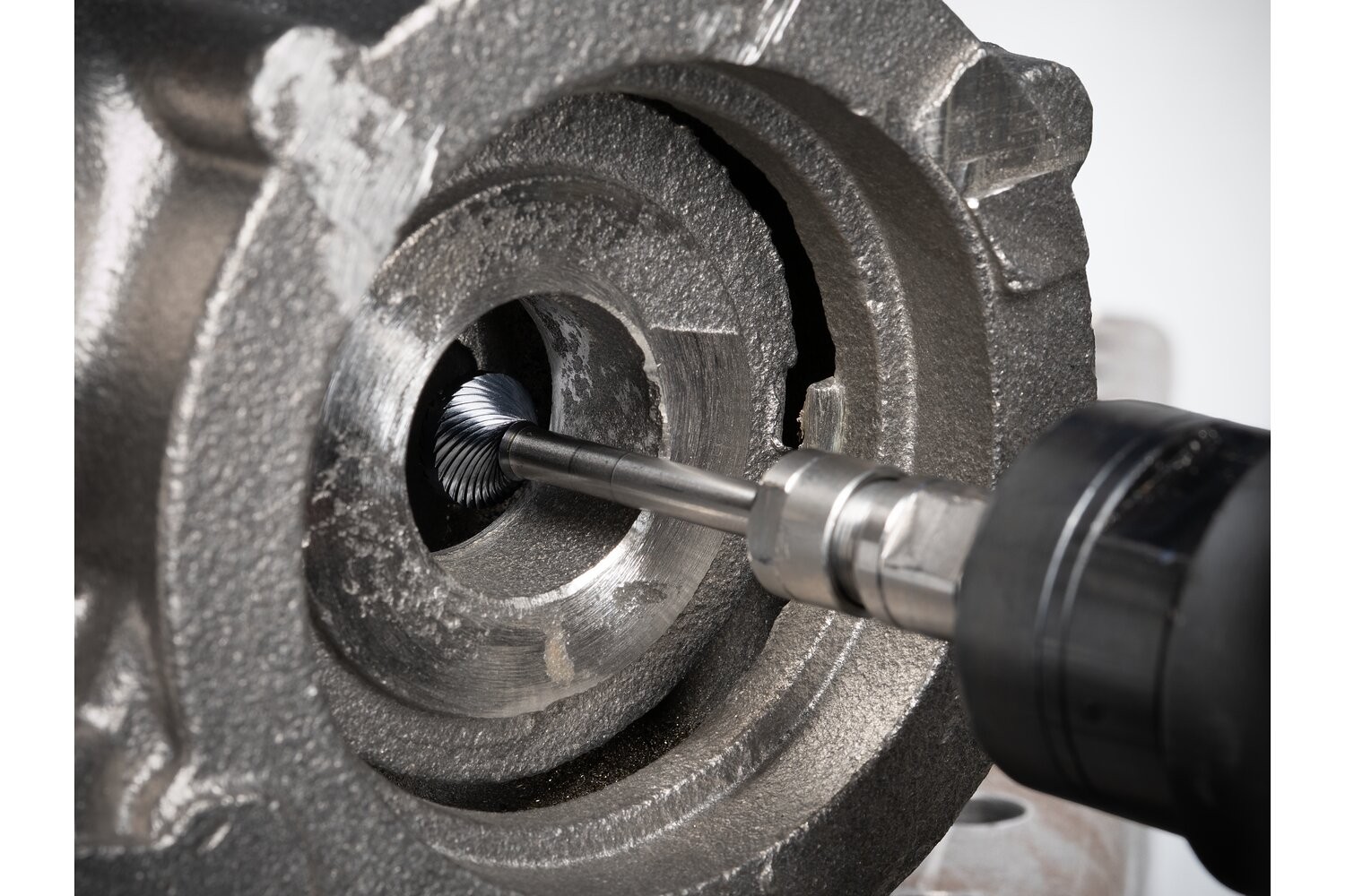 Fr. de met. duro alto rendim. KSK-WKN Ø16x15mm, mango Ø6x75mm Z3, recubr. HICOAT, forma especial p/ achaflanado/desbarbado, uso en robots