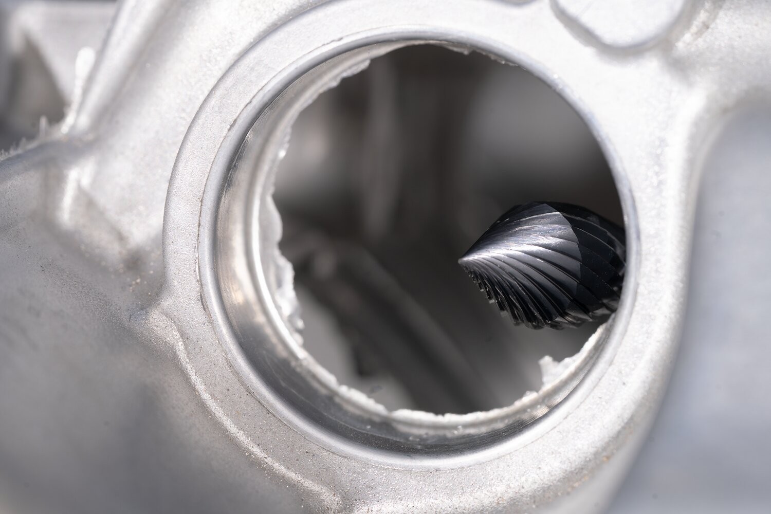 Fresa de metal duro alto rendimiento, D3 KZW Ø12x25mm, mango Ø6mm, forma esp. para achaflanado/desbarbado, uso en robots, recubr. HICOAT