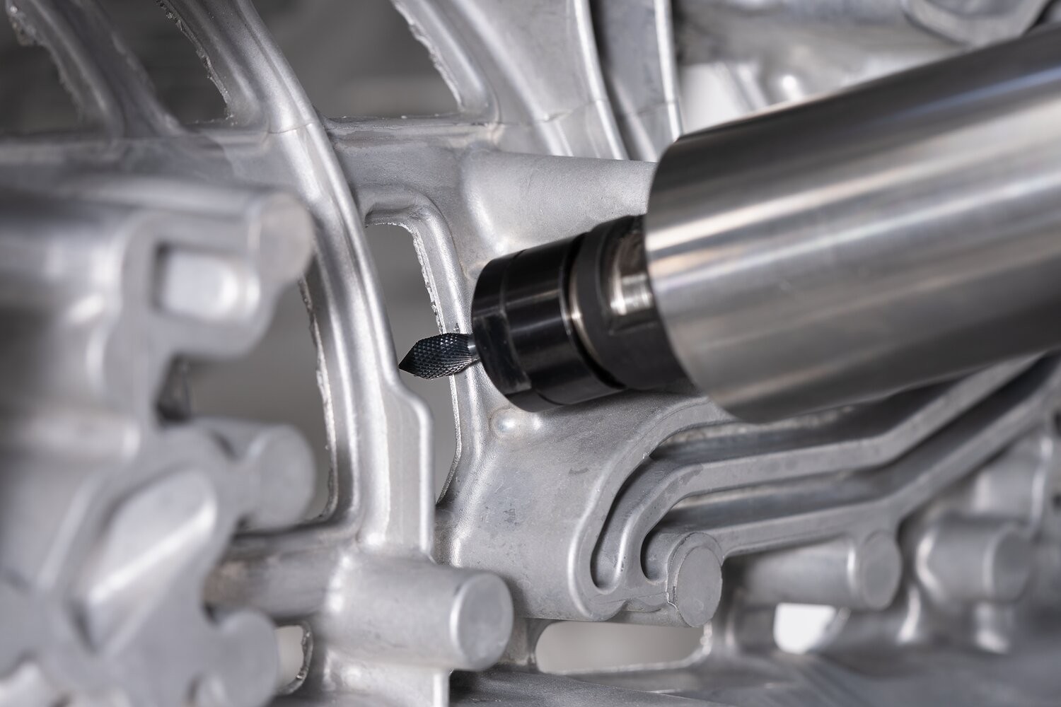 Fresa de metal duro alto rendimiento, D3 KZW Ø12x25mm, mango Ø6mm, forma esp. para achaflanado/desbarbado, uso en robots, recubr. HICOAT